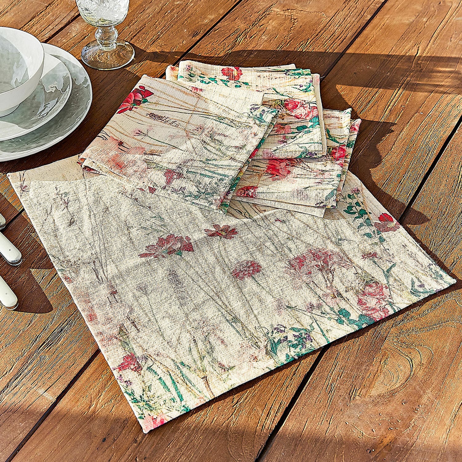 Set de 4 servilletas Briovene Servilletas de lino color crema con estampado floral sobre mesa de madera para decoración de mesa