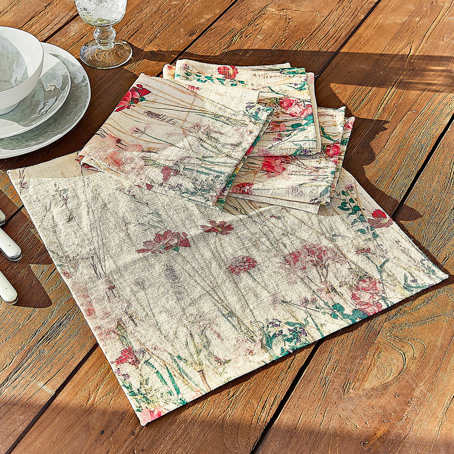 Set de 4 servilletas Briovene Servilletas de lino color crema con estampado floral sobre mesa de madera para decoración de mesa