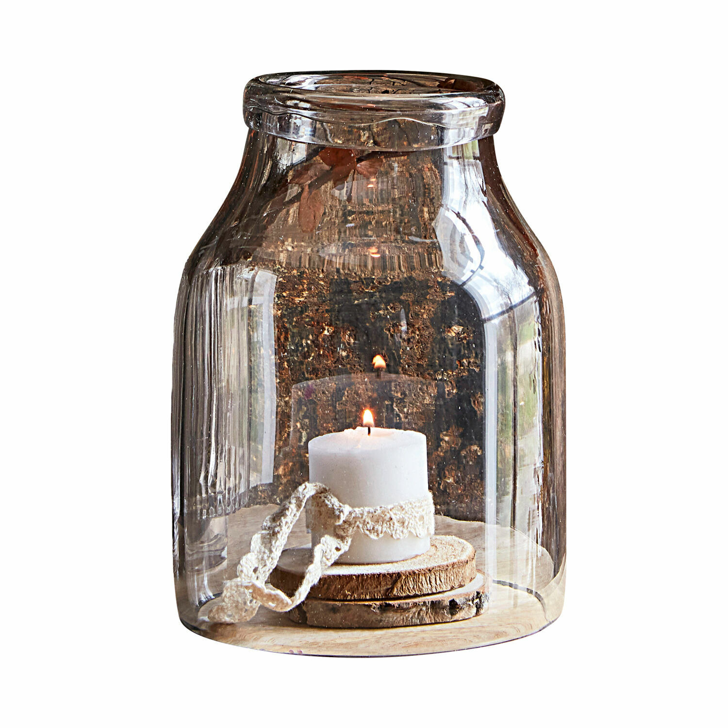 Farol de vidrio transparente con vela blanca y base de madera para decoración interior