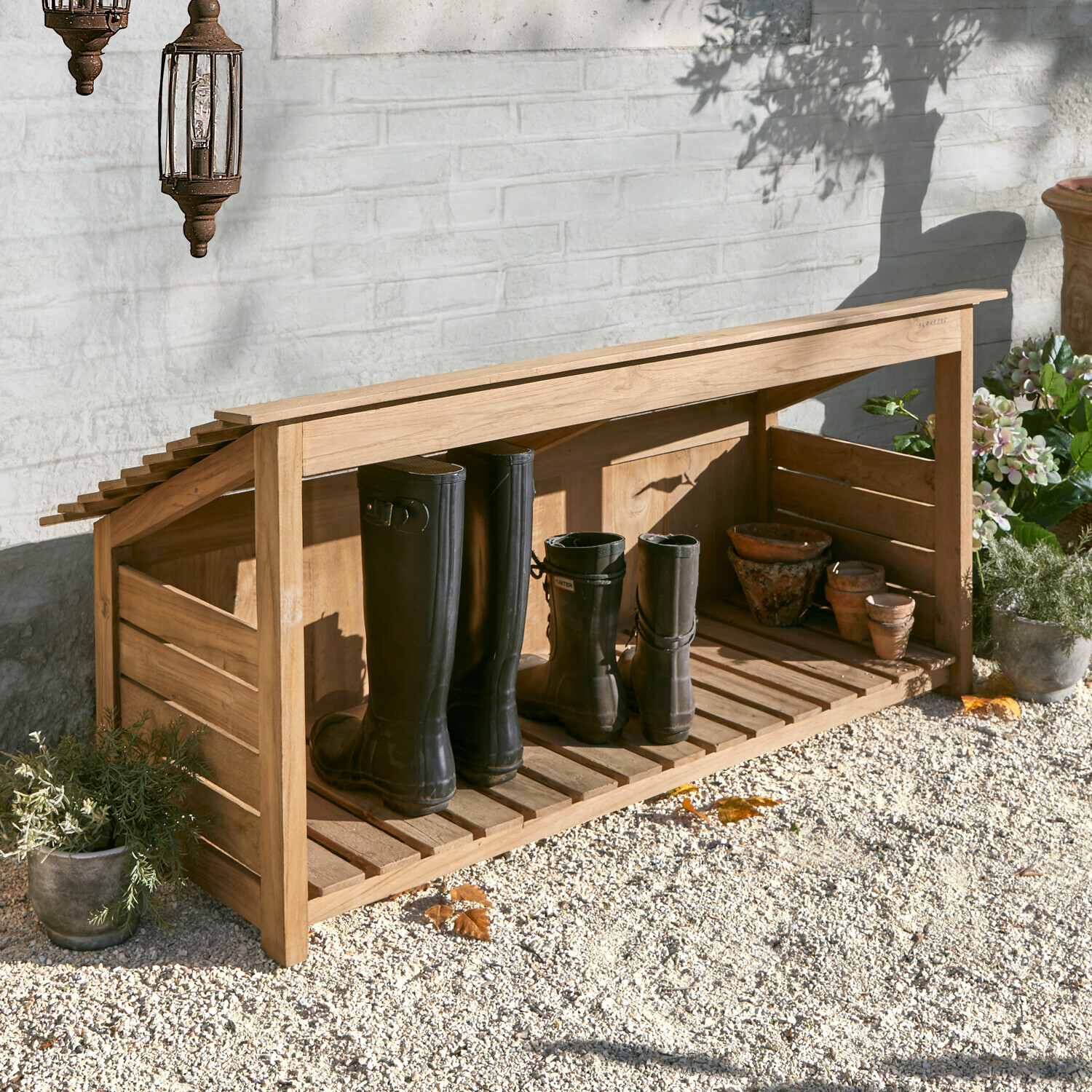 Estantería exterior Mabry Mueble para botas de jardín de madera natural para guardar botas de agua y macetas al aire libre