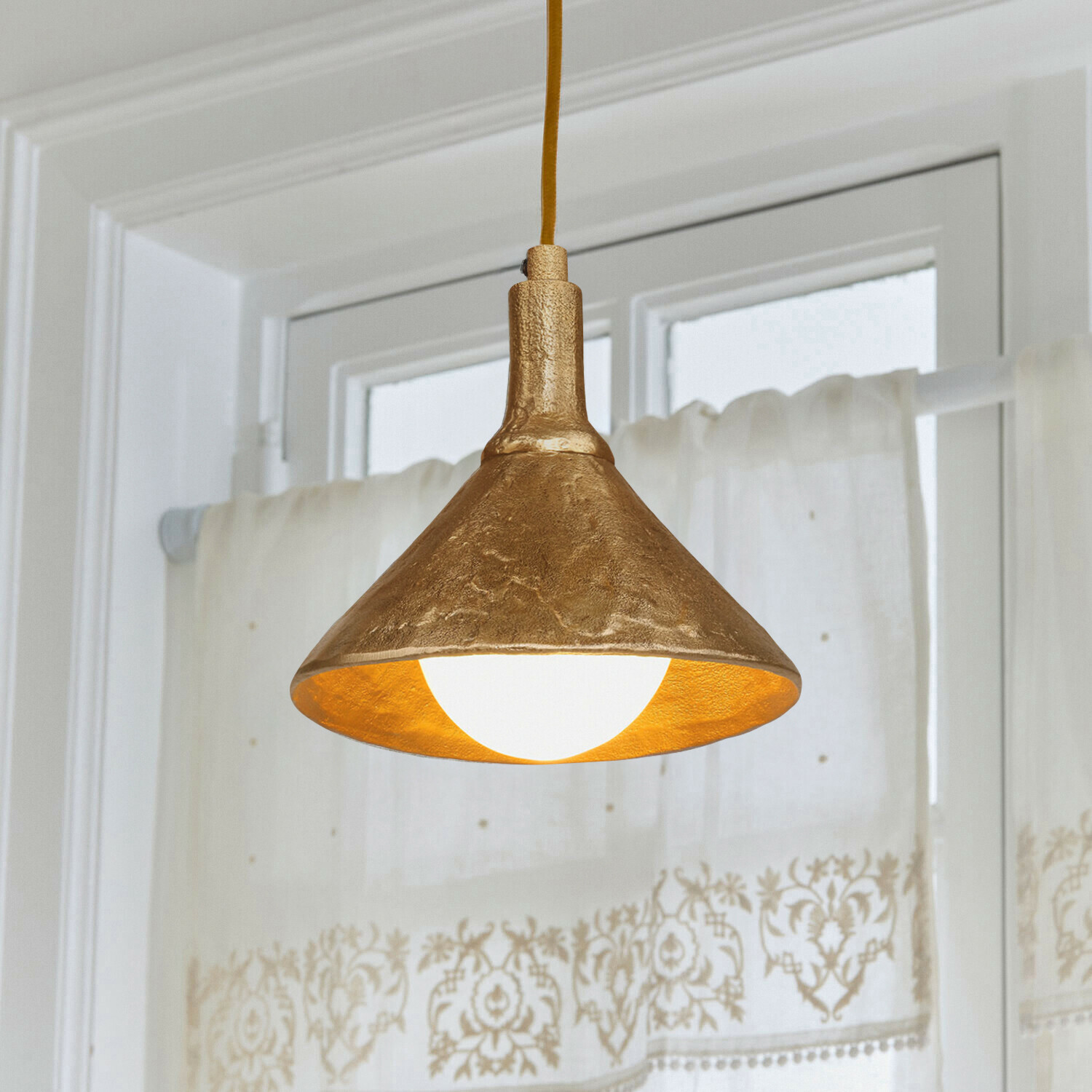 Lámpara colgante Quenlivre Lámpara colgante de metal dorado con pantalla texturizada y bombilla blanca, luz decorativa de techo