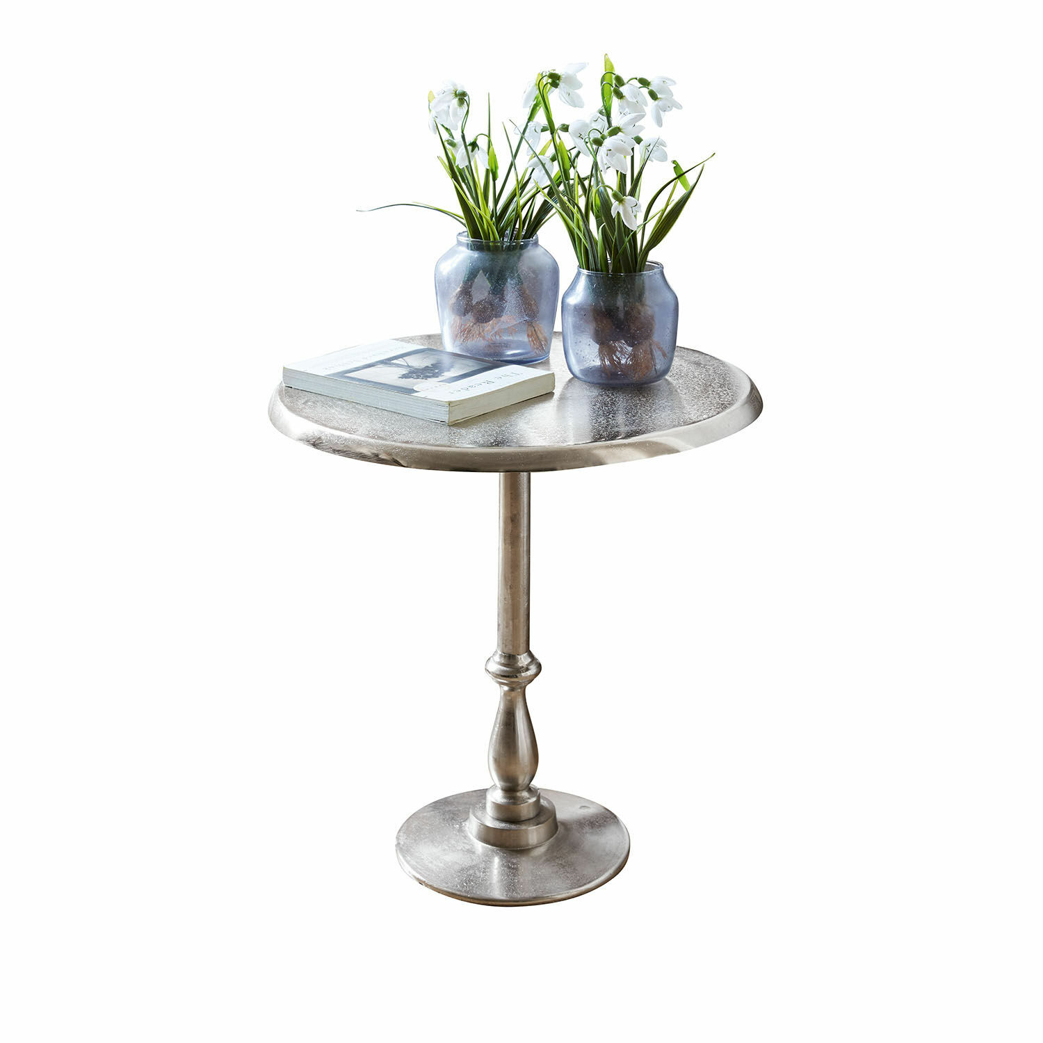 Mesa auxiliar Eppeville Mesa auxiliar redonda de metal plateado con dos jarrones azules y flores blancas decorativas