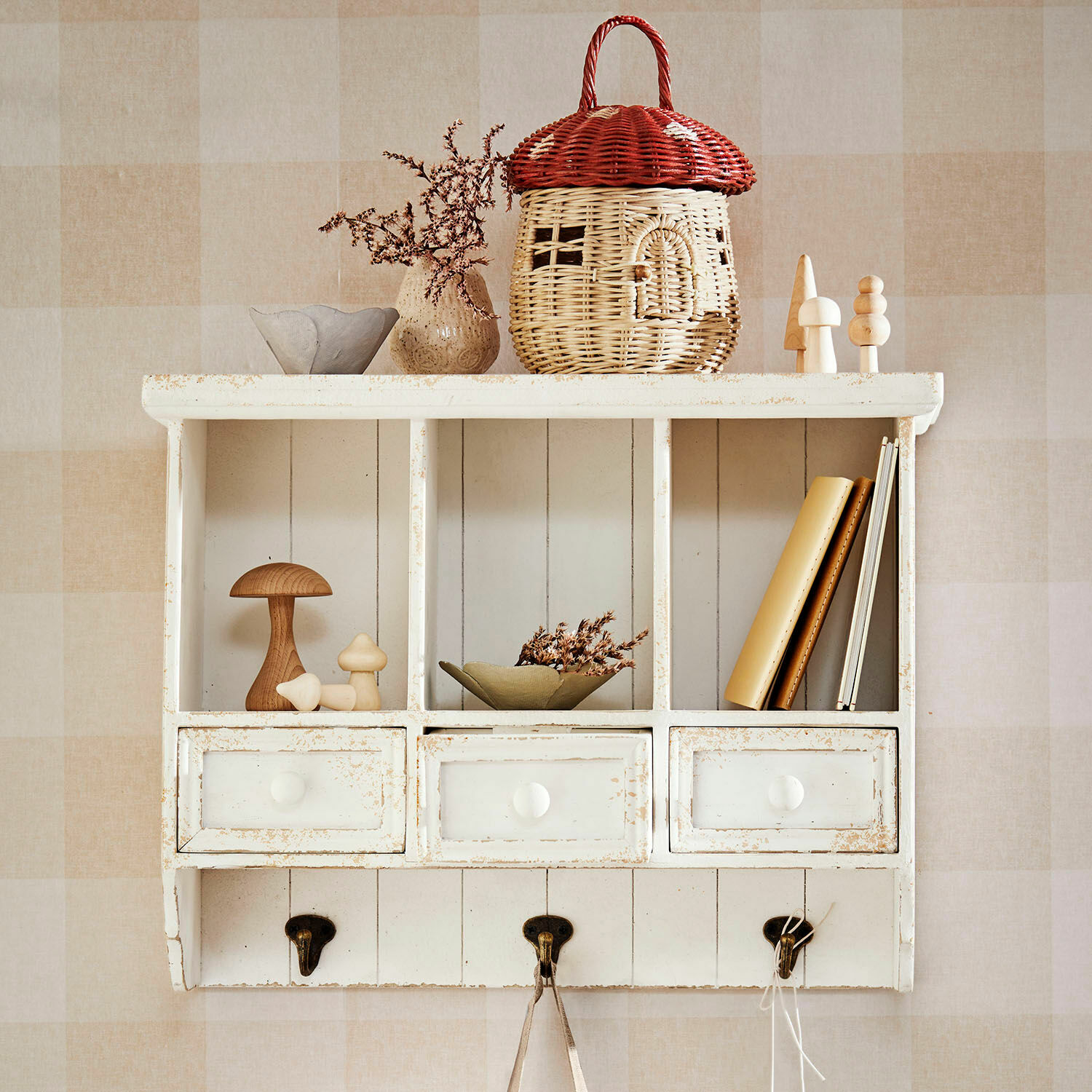 Estante de pared Korelis Estante de pared blanco de madera con tres cajones, decoraciones de mimbre y madera natural