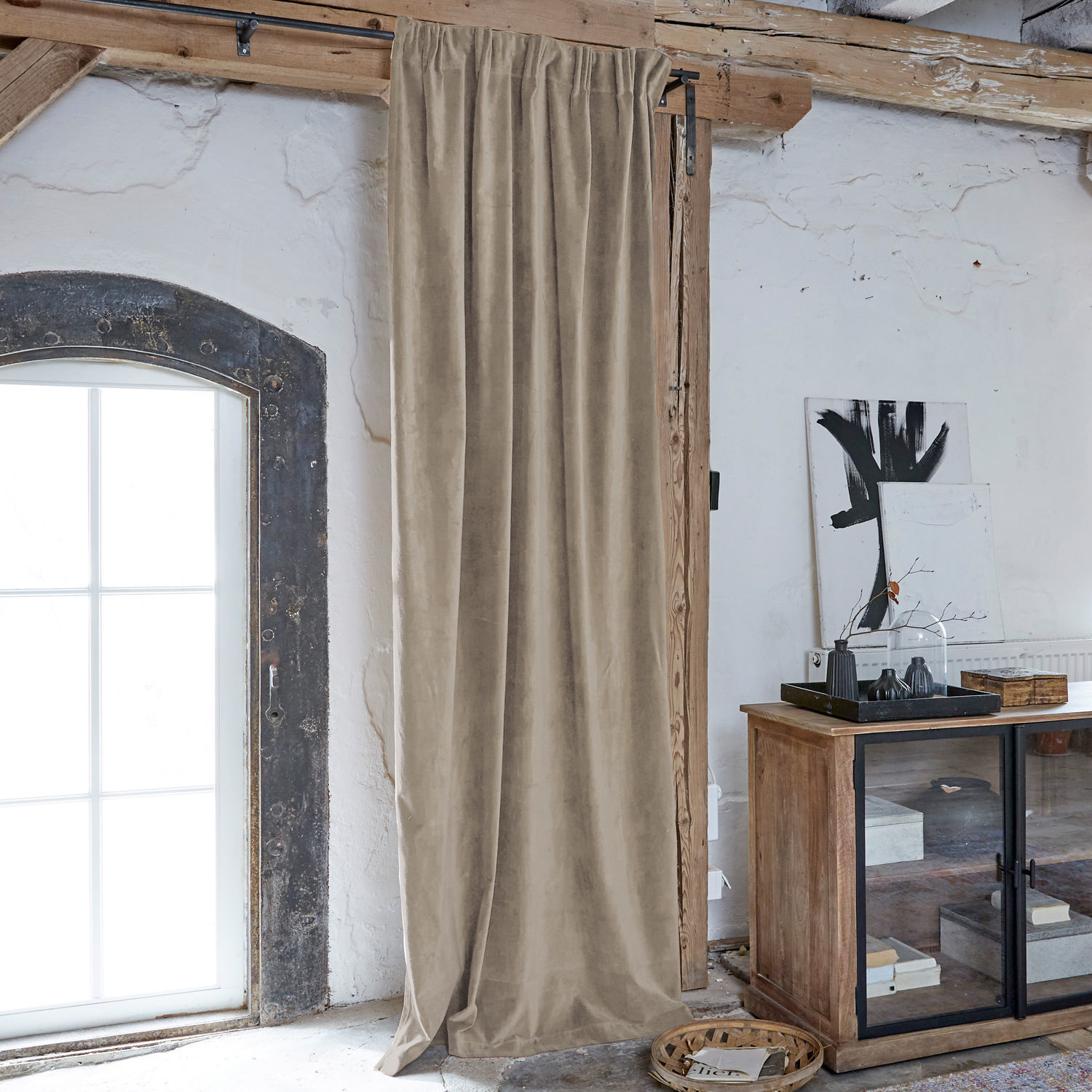 Cortina Lyannece Cortina beige de tela suave en interior rústico con mueble de madera y ventana