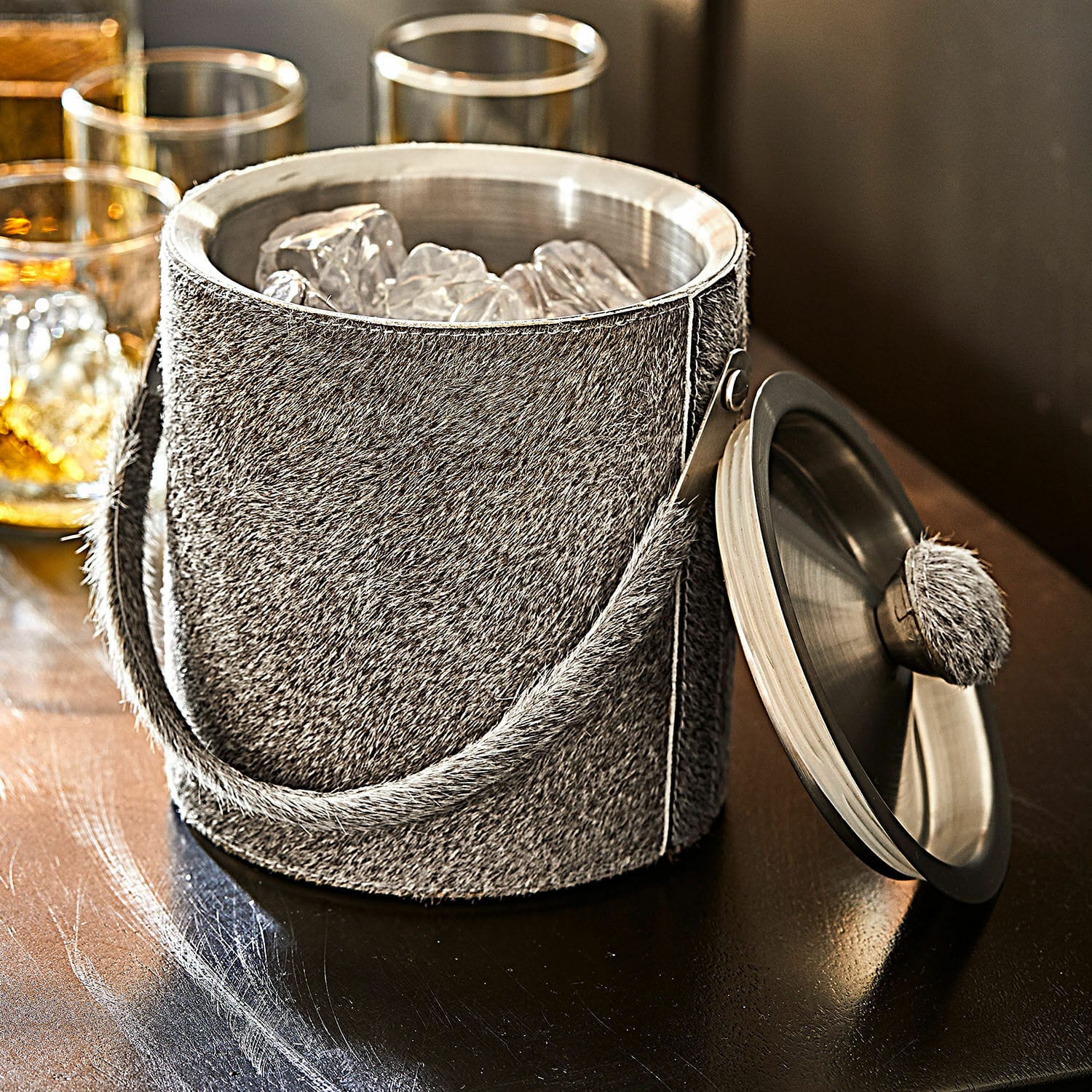Cubitera Gavrelle Cubo para hielo de acero inoxidable con cubierta y asa en tela gris peluda, accesorios de bar