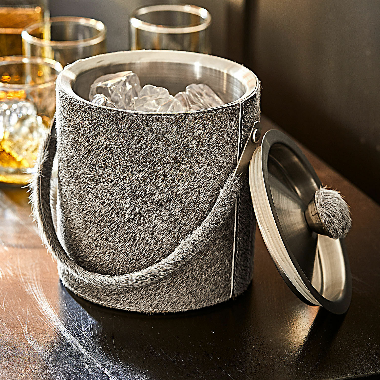 Cubitera Gavrelle Cubo para hielo de acero inoxidable con cubierta y asa en tela gris peluda, accesorios de bar