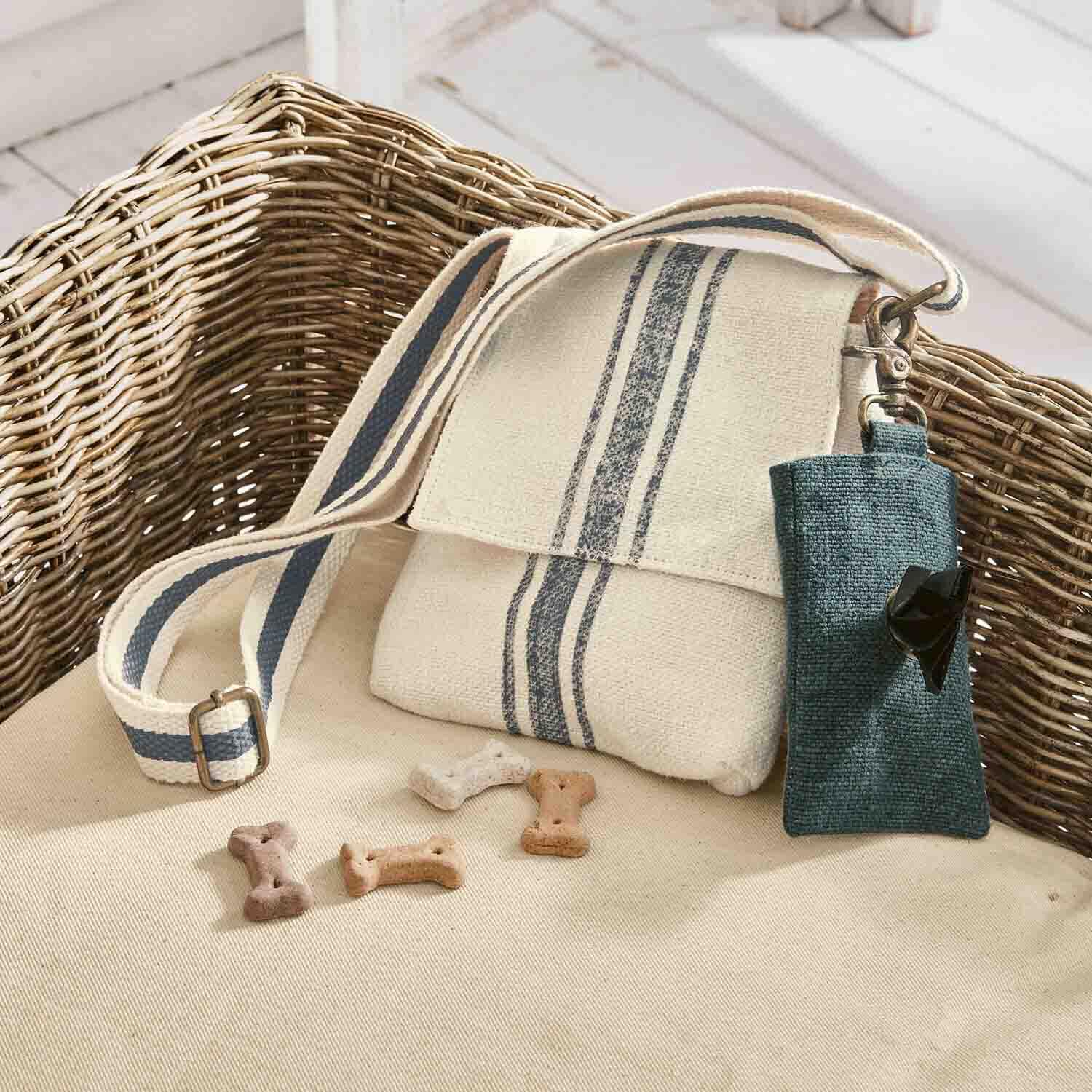 Bolsa de algodón beige con rayas azules y funda para golosinas de perro sobre sofá