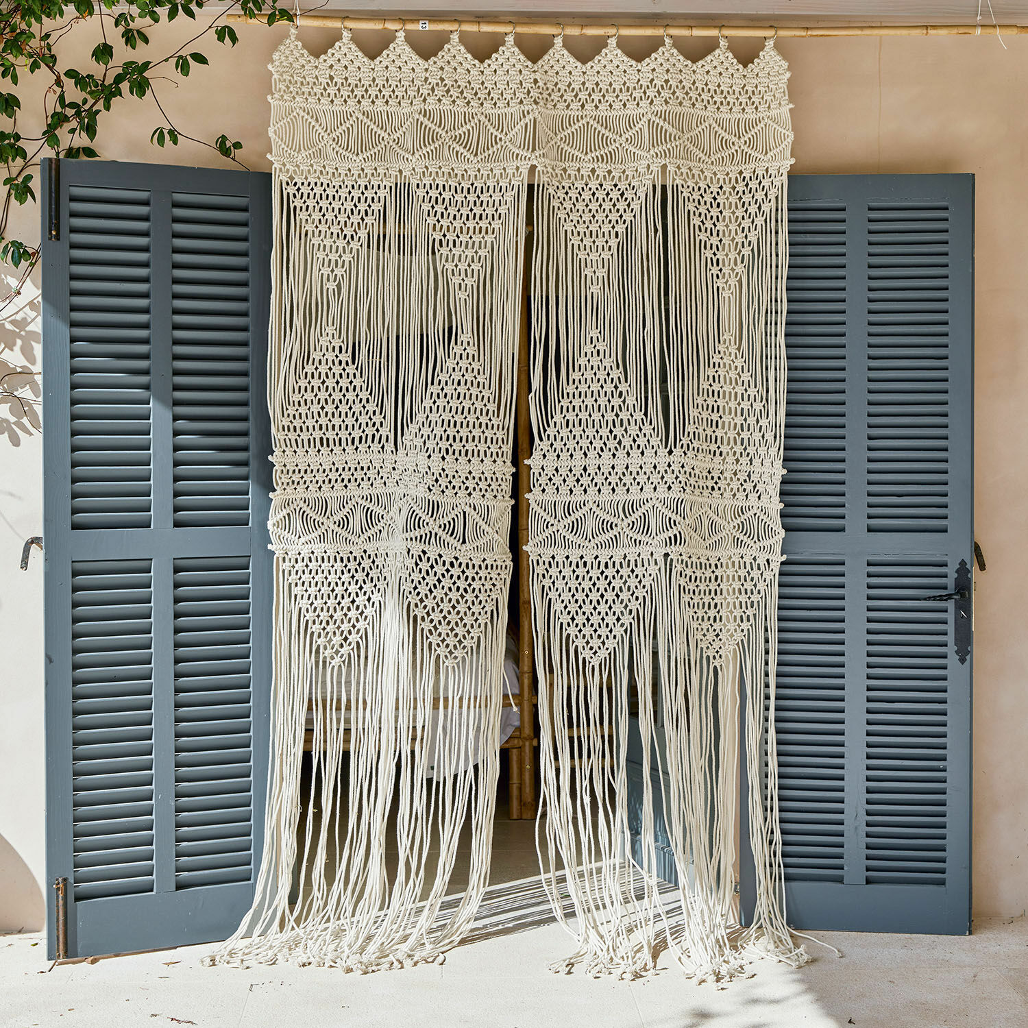 Cortina Kivelli Cortina decorativa de macramé de algodón color crema, ideal para interiores bohemios y naturales.
