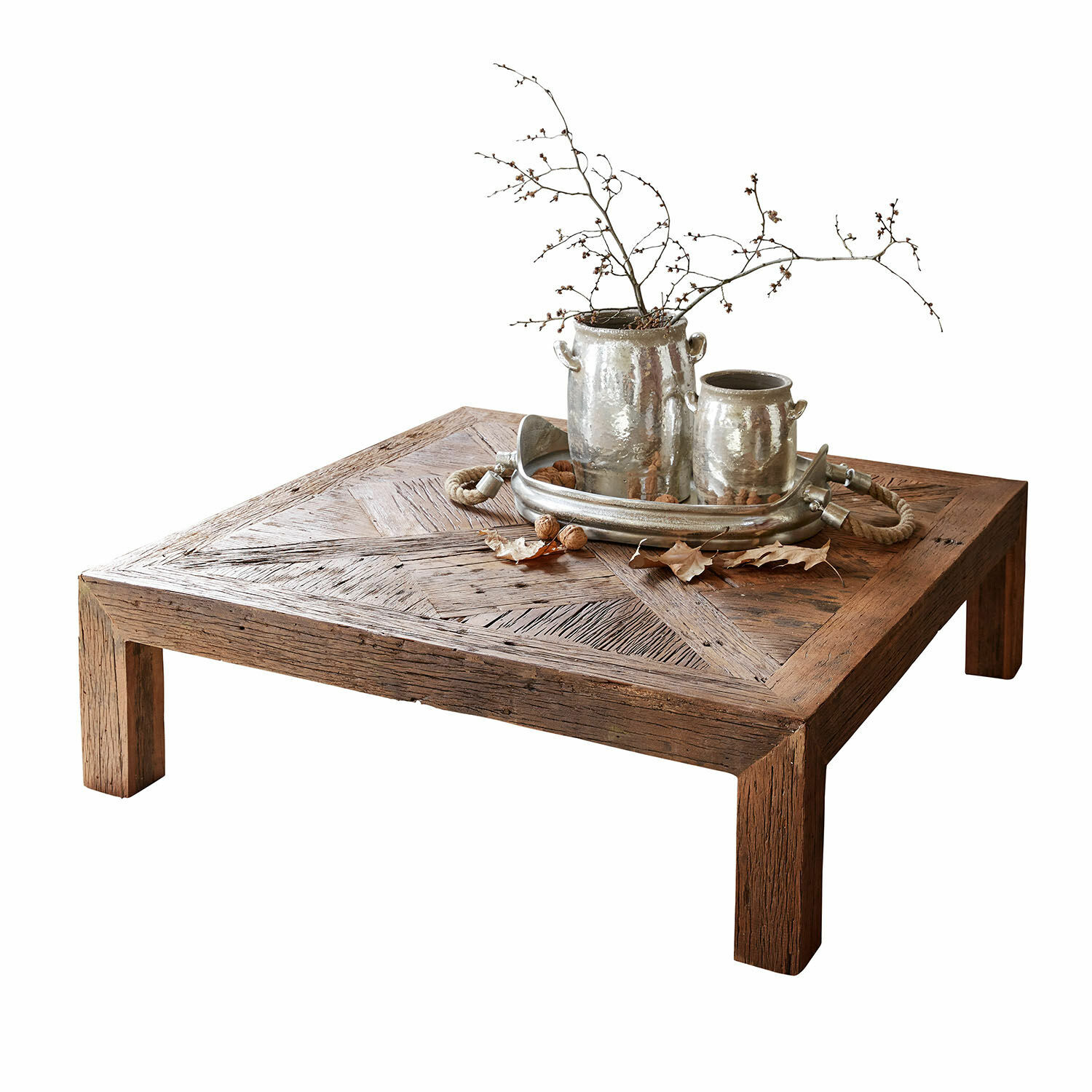 Mesa de centro Vivacetto Mesa de centro cuadrada de madera con jarrones metálicos decorativos y ramas sobre la superficie