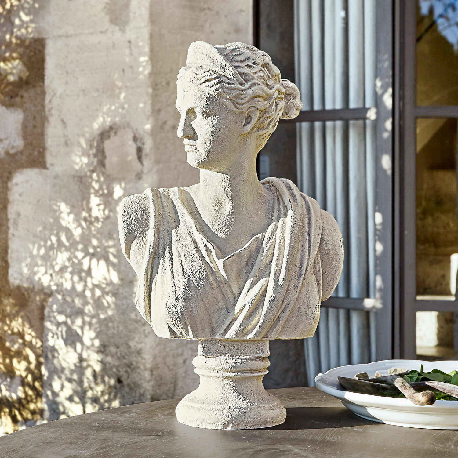 Busto Ellora Busto de piedra blanca de mujer clásica sobre mesa, decoración para jardín elegante
