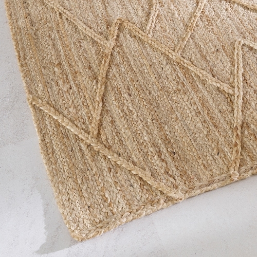 Alfombra natural de yute beige con diseño geométrico, ideal para interiores ecológicos