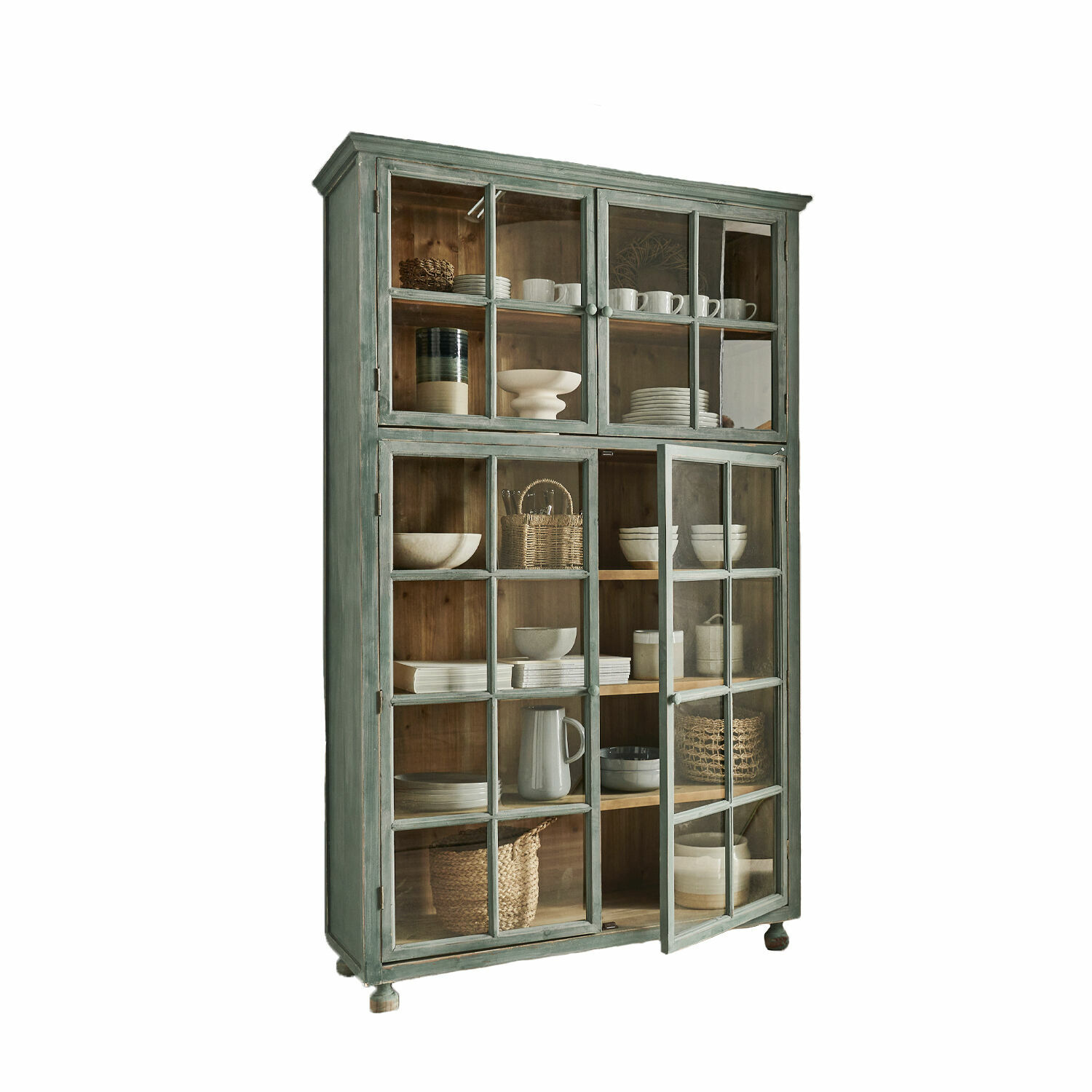 Vitrina Bellac Armario de madera verde con puertas de cristal, ideal para guardar vajilla y objetos.