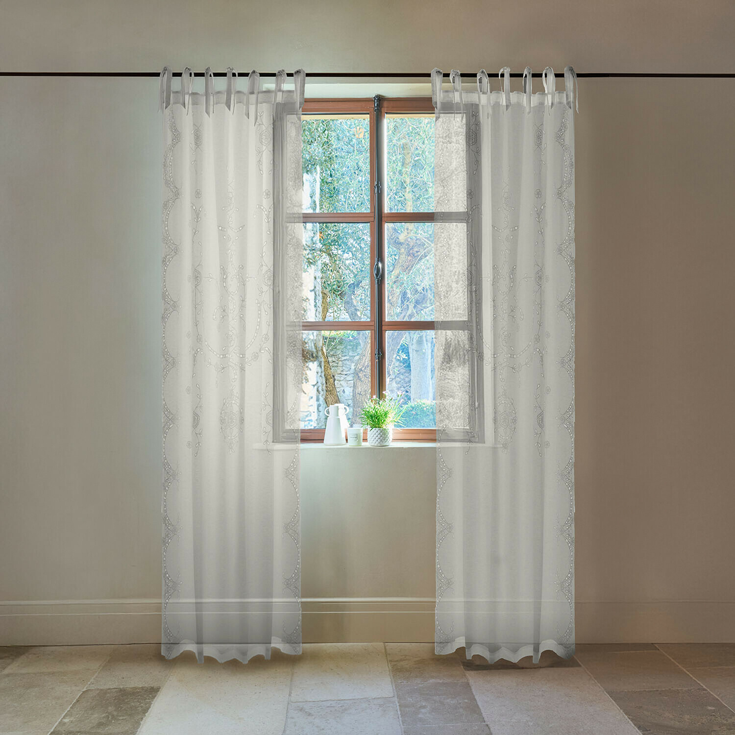 Cortina Zafferina Cortinas blancas translúcidas con bordado delicado en ventana, decoración interior y protección solar
