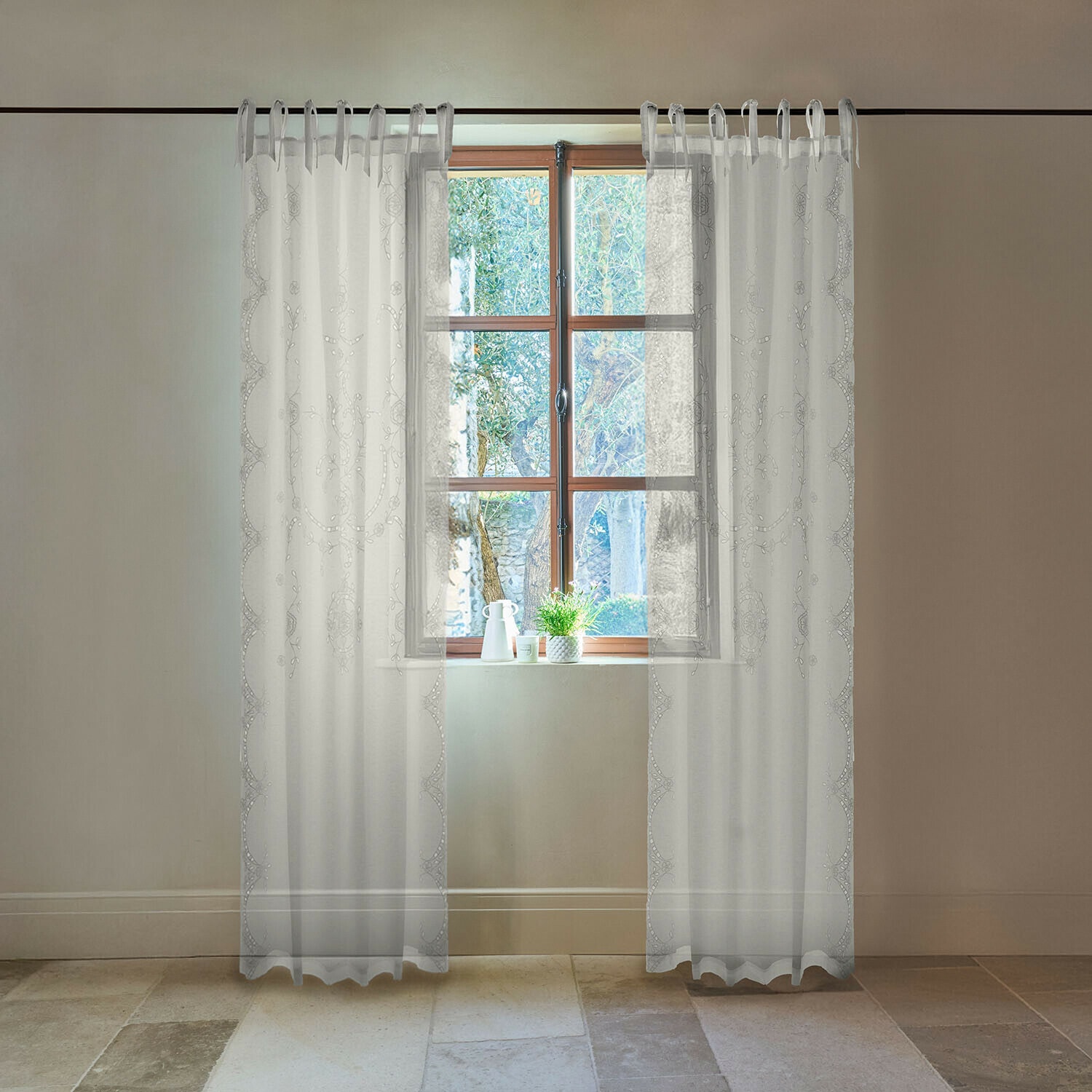 Cortina Zafferina Cortinas blancas translúcidas con bordado delicado en ventana, decoración interior y protección solar