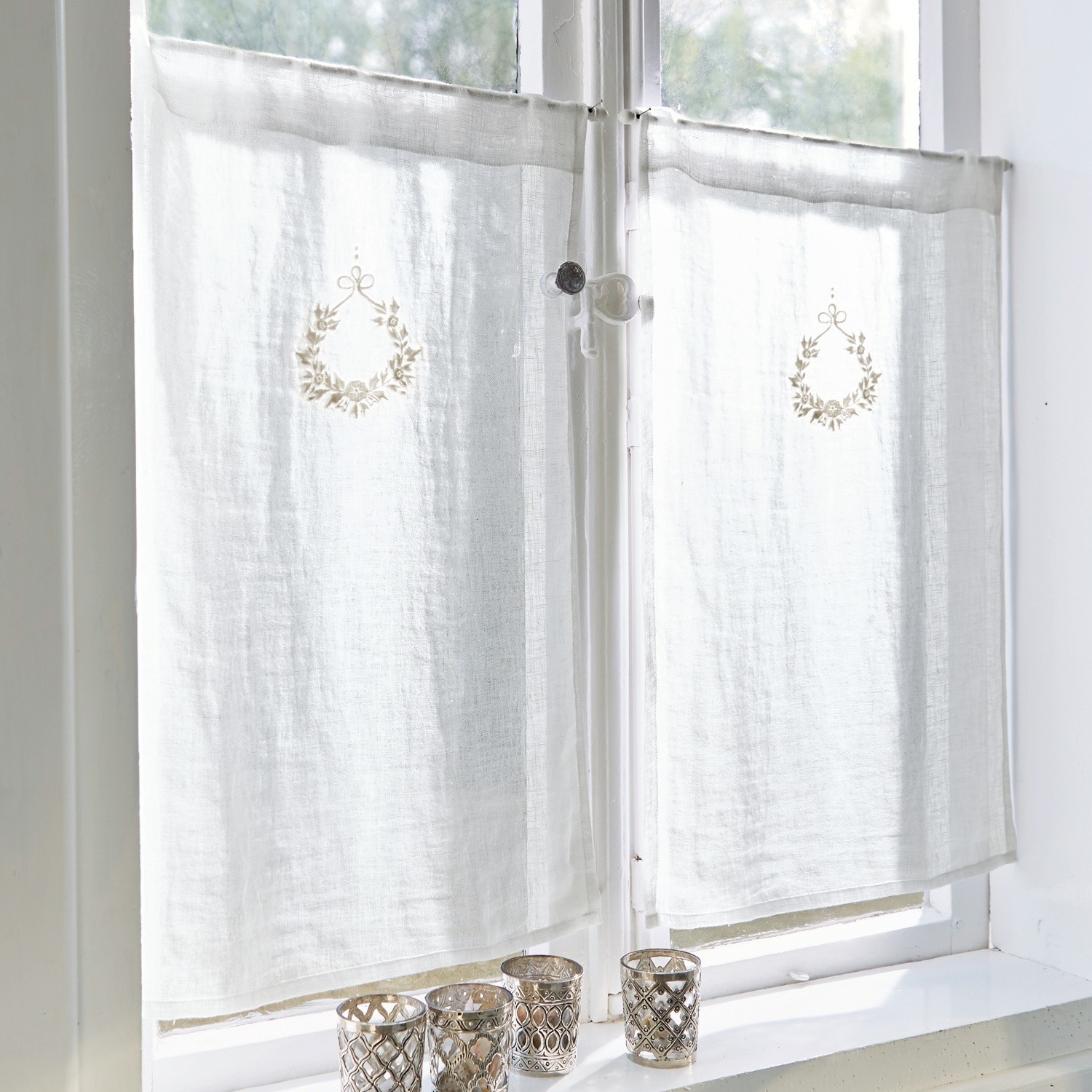 visillo Bréteny Cortinas blancas de lino con bordado delicado y portavelas decorativos en el alféizar