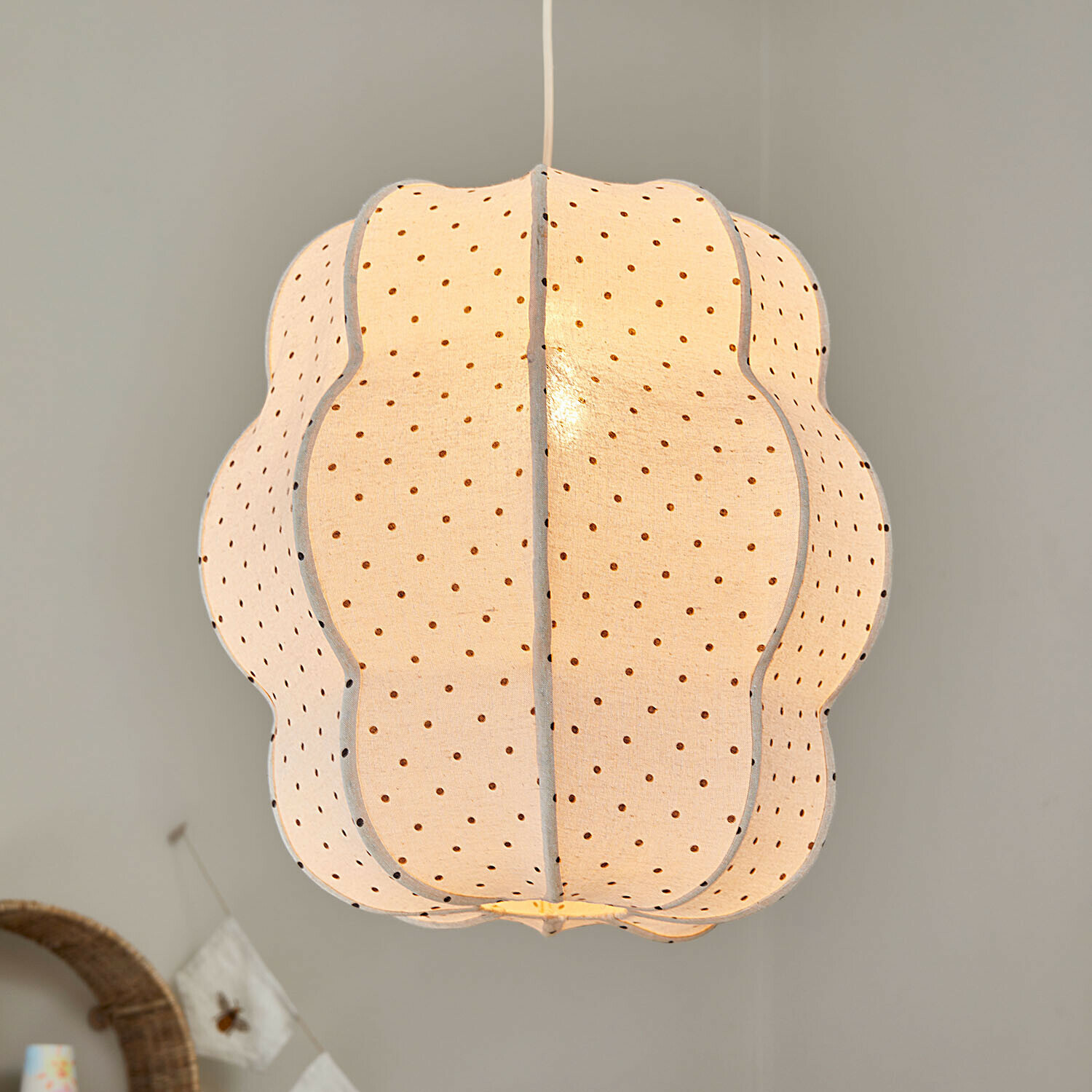 Lámpara colgante Lillumo Lámpara colgante de tela color crema con patrón perforado, iluminación moderna para interiores