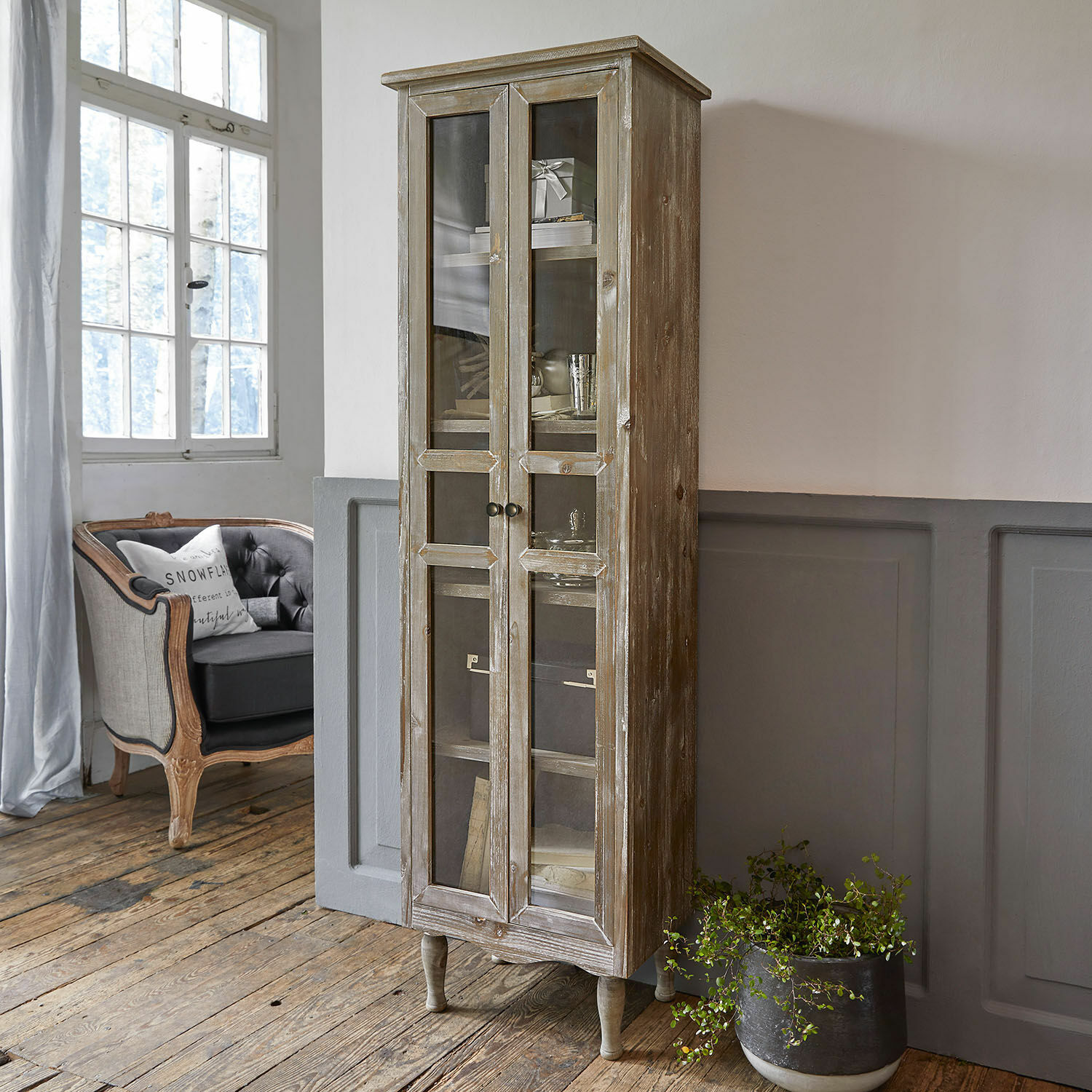 Armario Covent Garden Vitrina estrecha de madera con puertas de cristal estilo vintage para salón