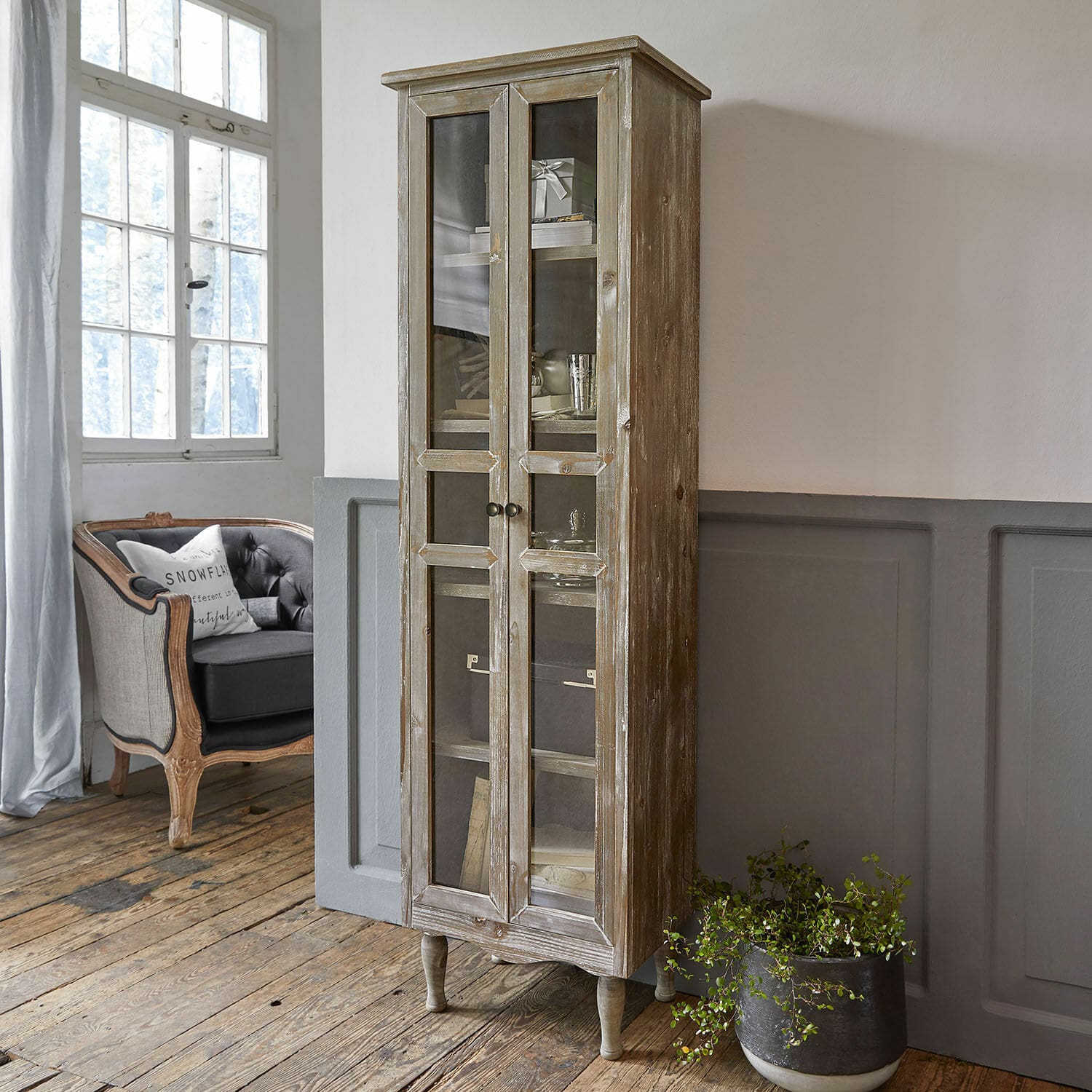 Armario Covent Garden Vitrina estrecha de madera con puertas de cristal estilo vintage para salón