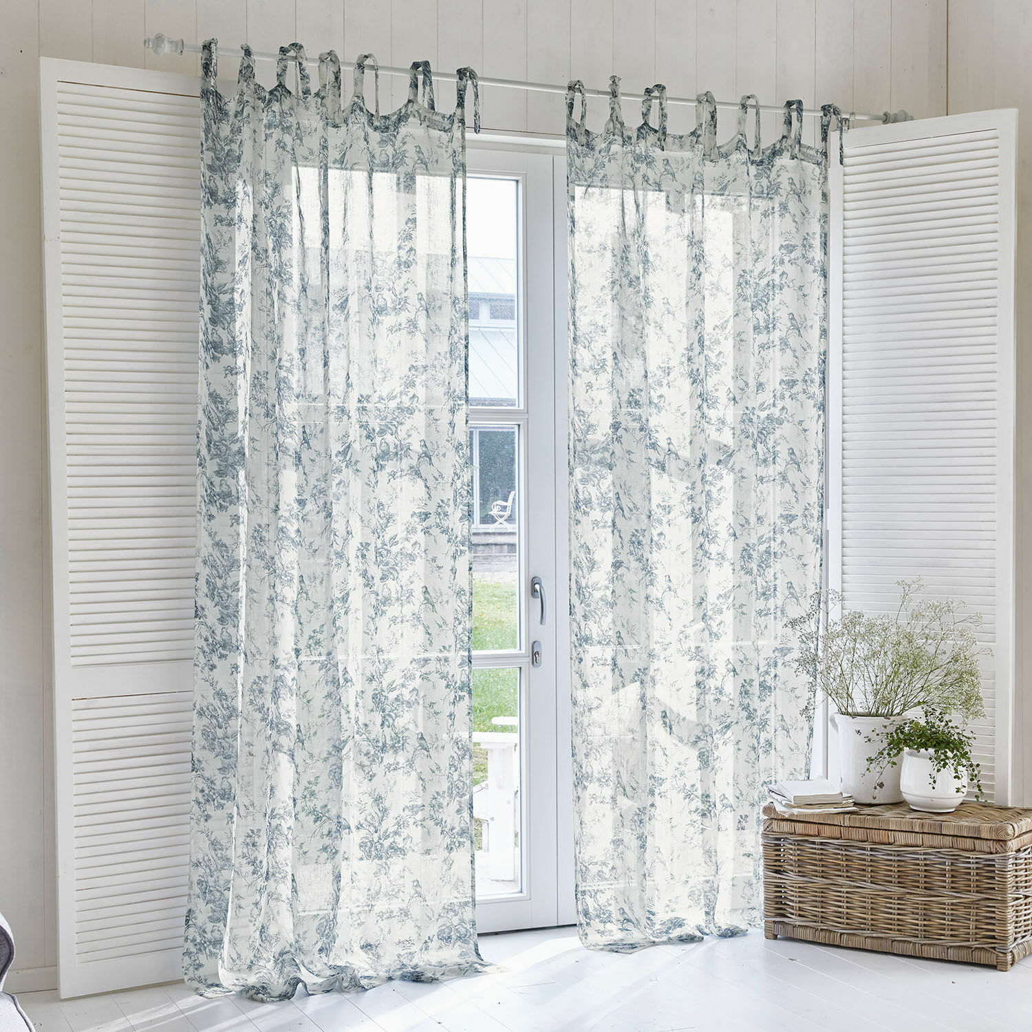 Cortina Emilie Cortinas transparentes con estampado floral azul sobre fondo blanco, tela ligera para sala