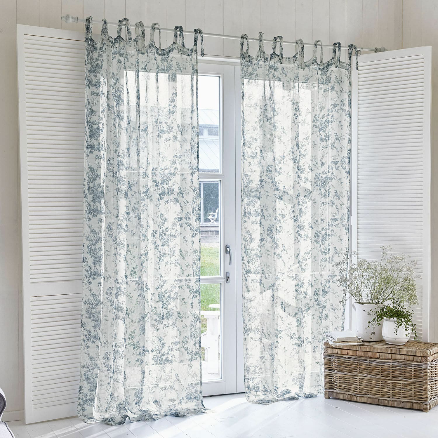 Cortina Emilie Cortinas transparentes con estampado floral azul sobre fondo blanco, tela ligera para sala