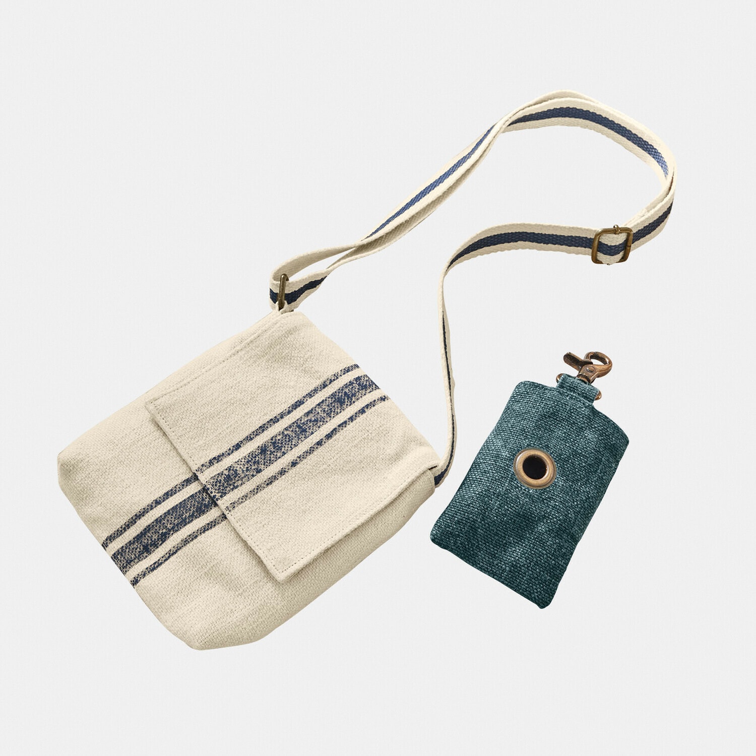 Bolso de algodón beige con rayas azules y funda verde para llaves con mosquetón metálico