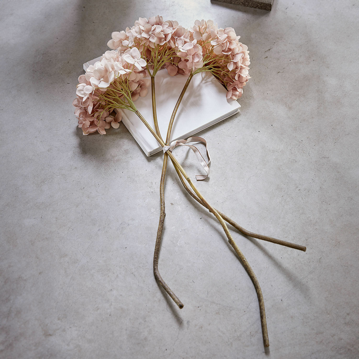Set de 3 flores decorativas Amarente Ramo de flores artificiales hortensias rosa claro sobre fondo gris, decoración para interiores