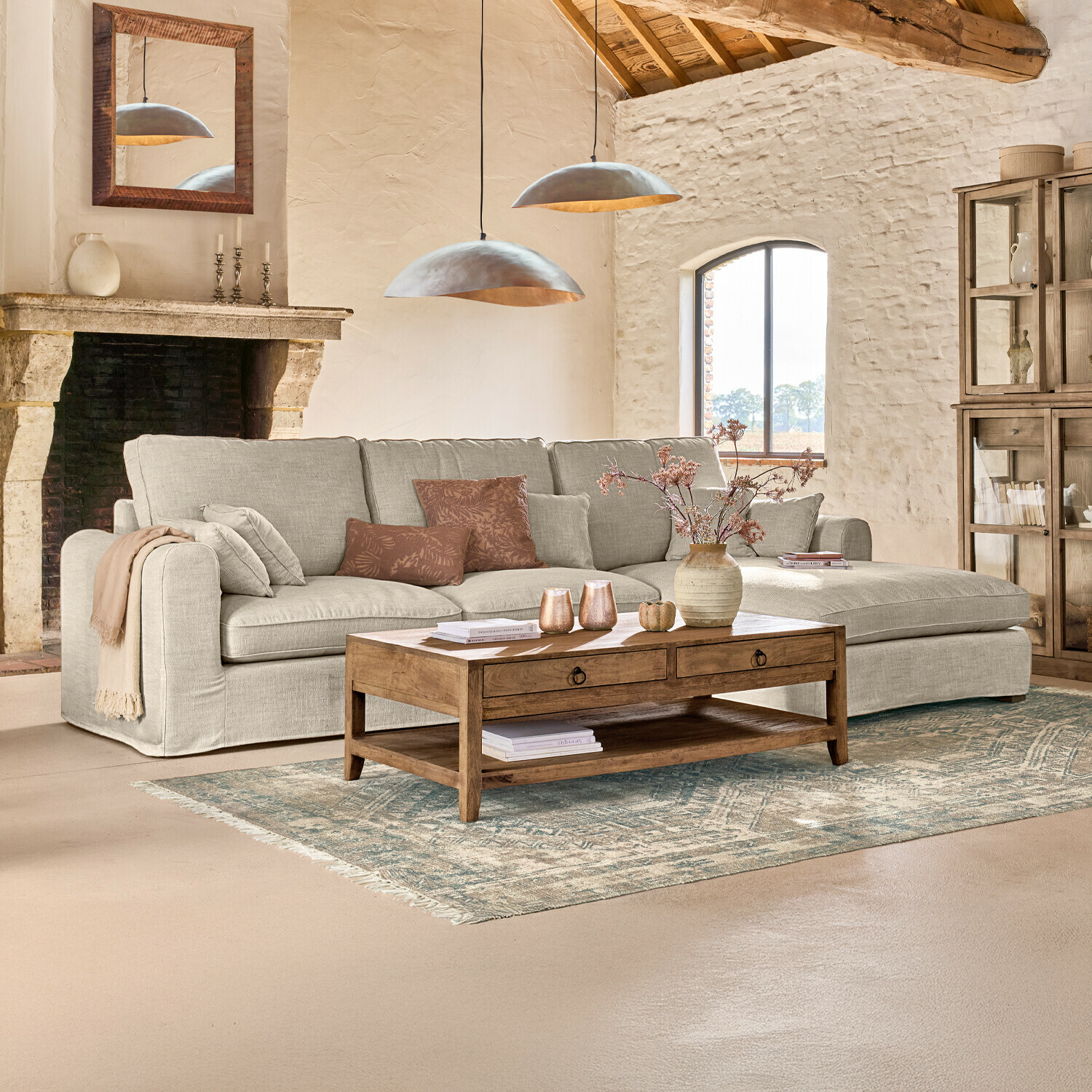 Sofá Seaford Sala acogedora con sofá rinconero de tela beige y mesa de centro de madera sobre alfombra