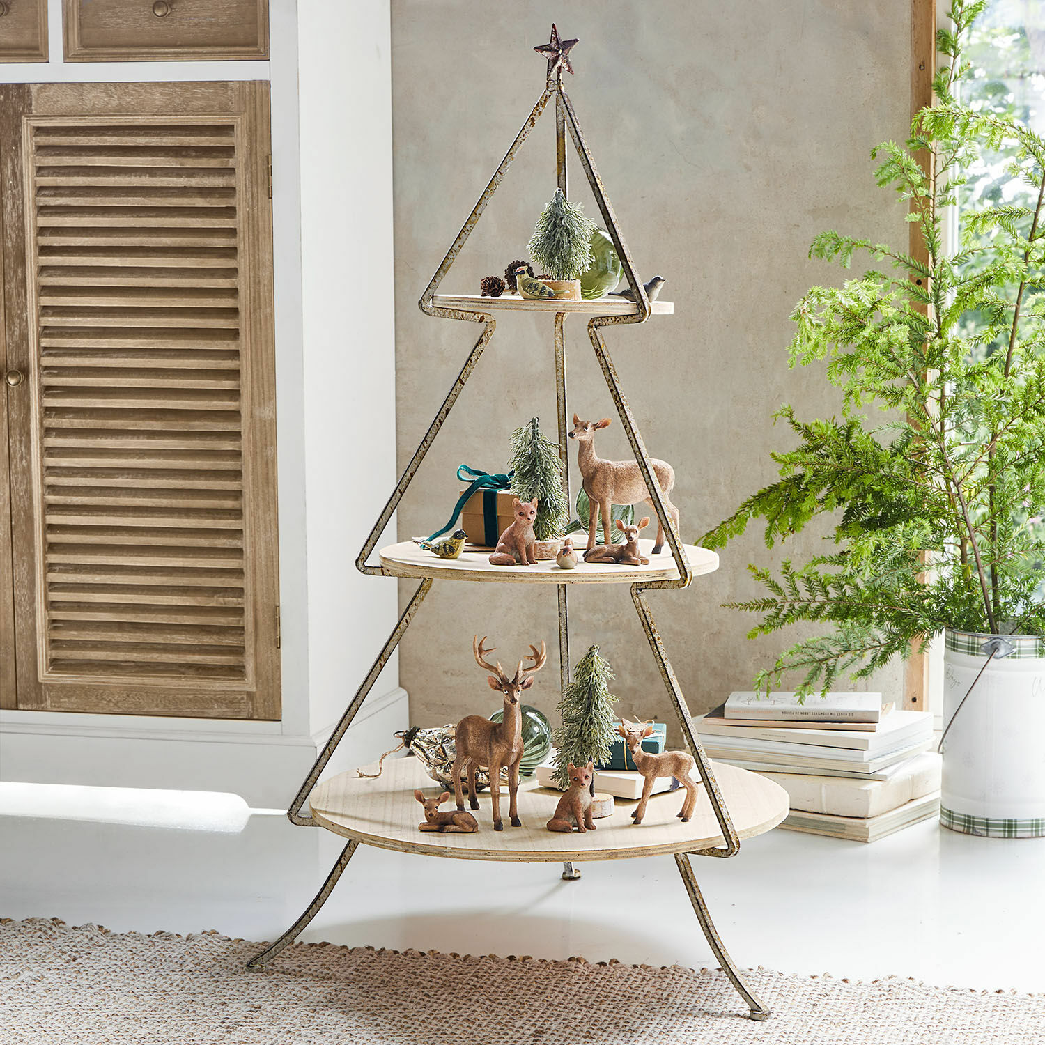 Bandeja de niveles Wélonice Estantería metálica en forma de árbol con estantes de madera y decoraciones navideñas con ciervos