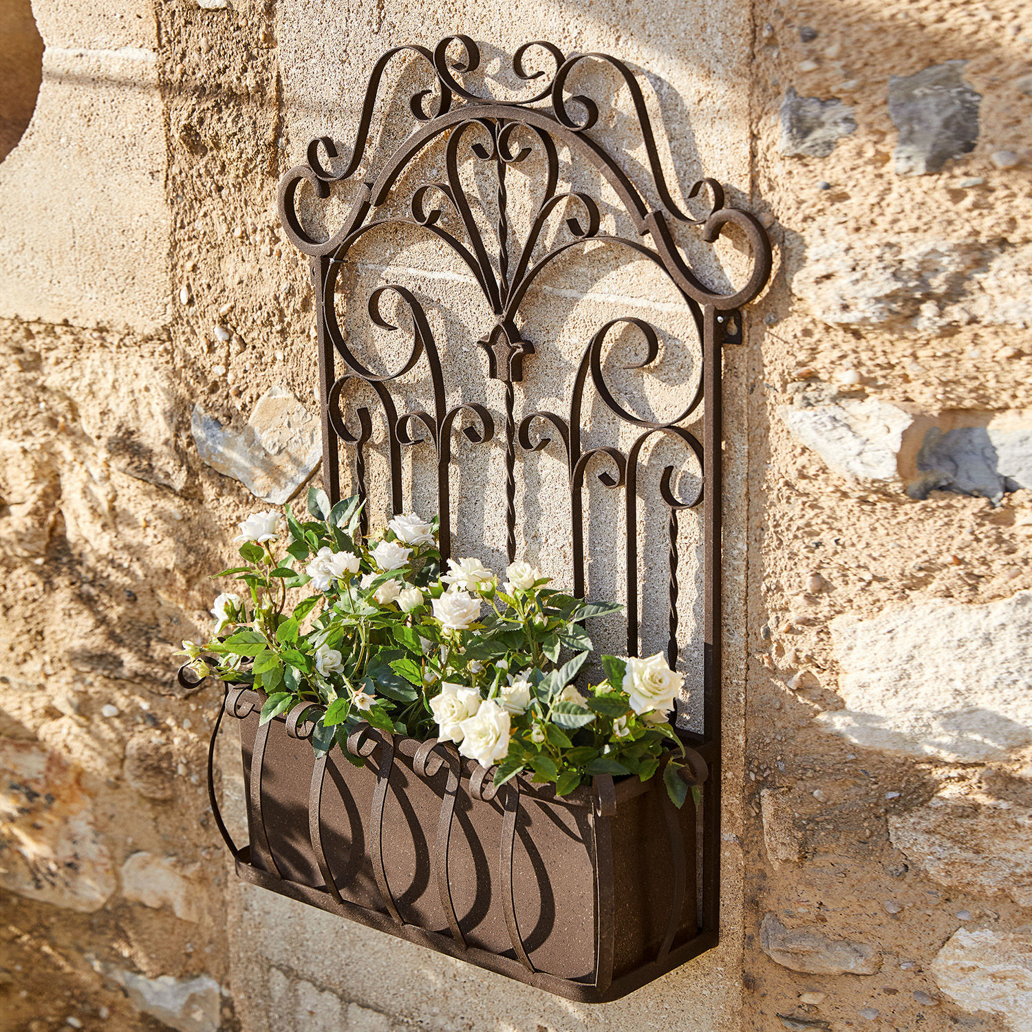 Jardinera Secourt Macetero de pared de metal marrón con adornos decorativos y flores blancas para decoración de jardín