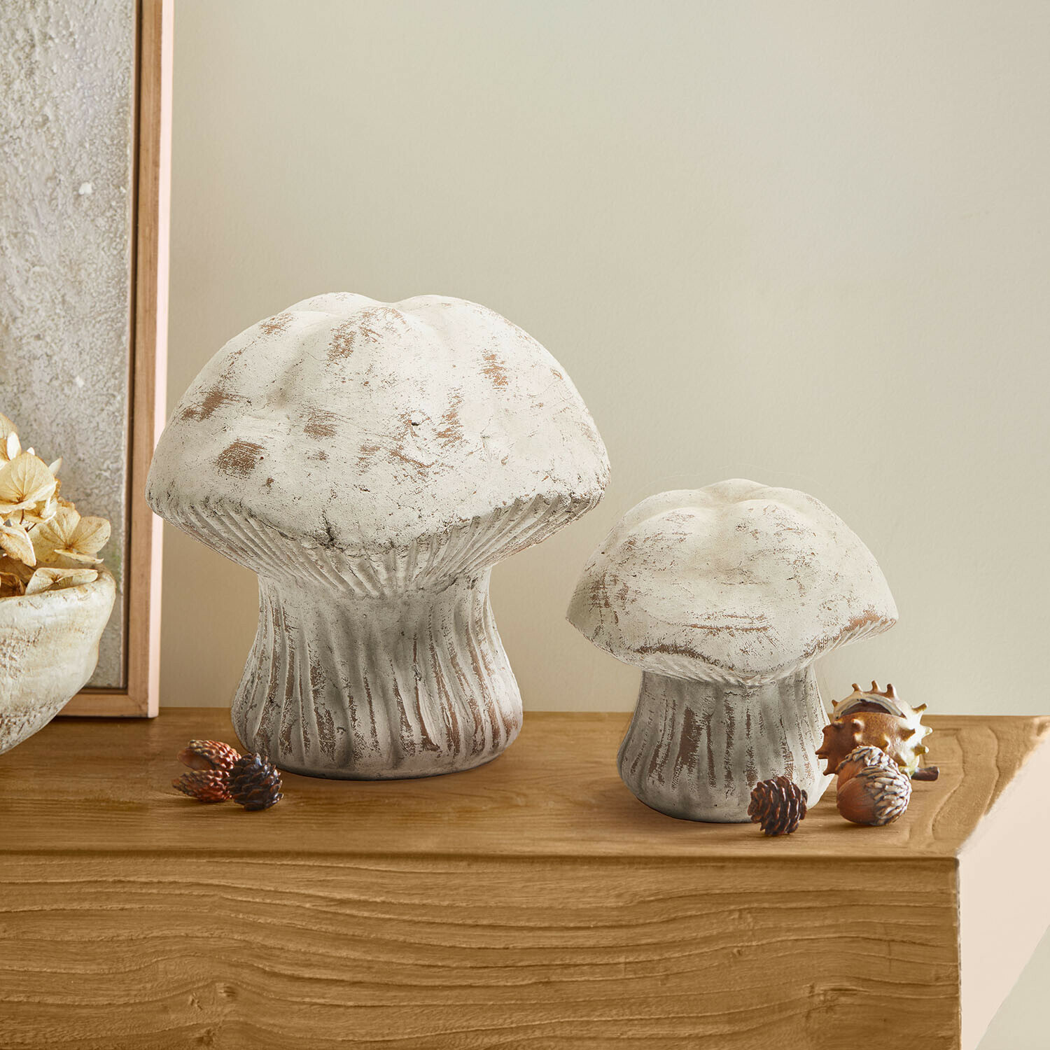 Set de 2 setas decorativas Tannsy Setas decorativas de hormigón blanco sobre mesa de madera, adorno para interiores
