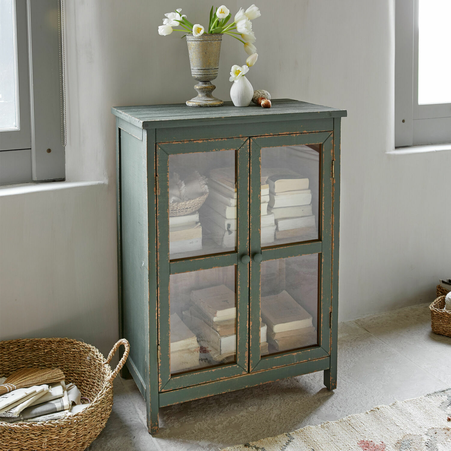 Cómoda Alajela Armario verde de madera con puertas de cristal y acabado envejecido para almacenar libros decorativos