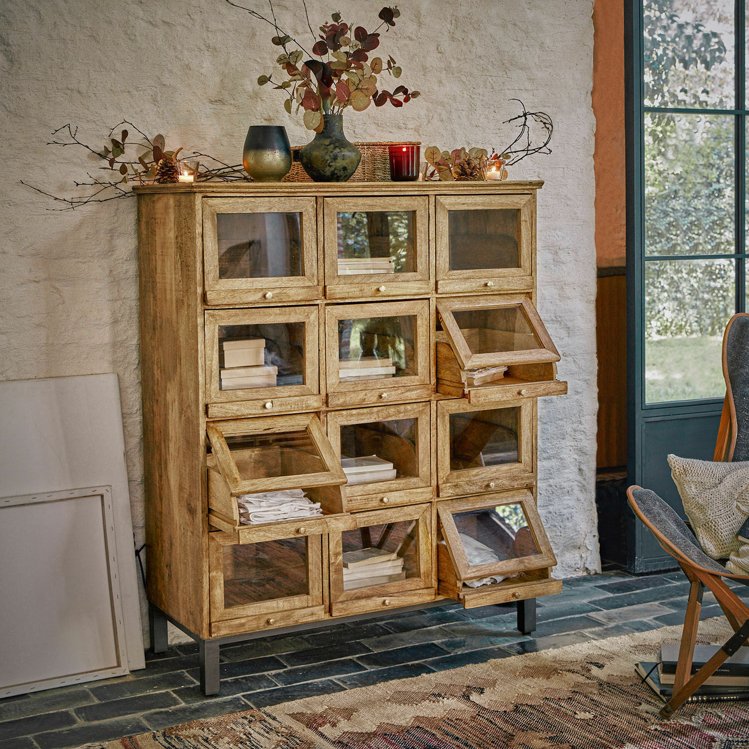 Cómoda Middlesbrough Aparador de madera con puertas de cristal y patas de metal en estilo vintage cálido