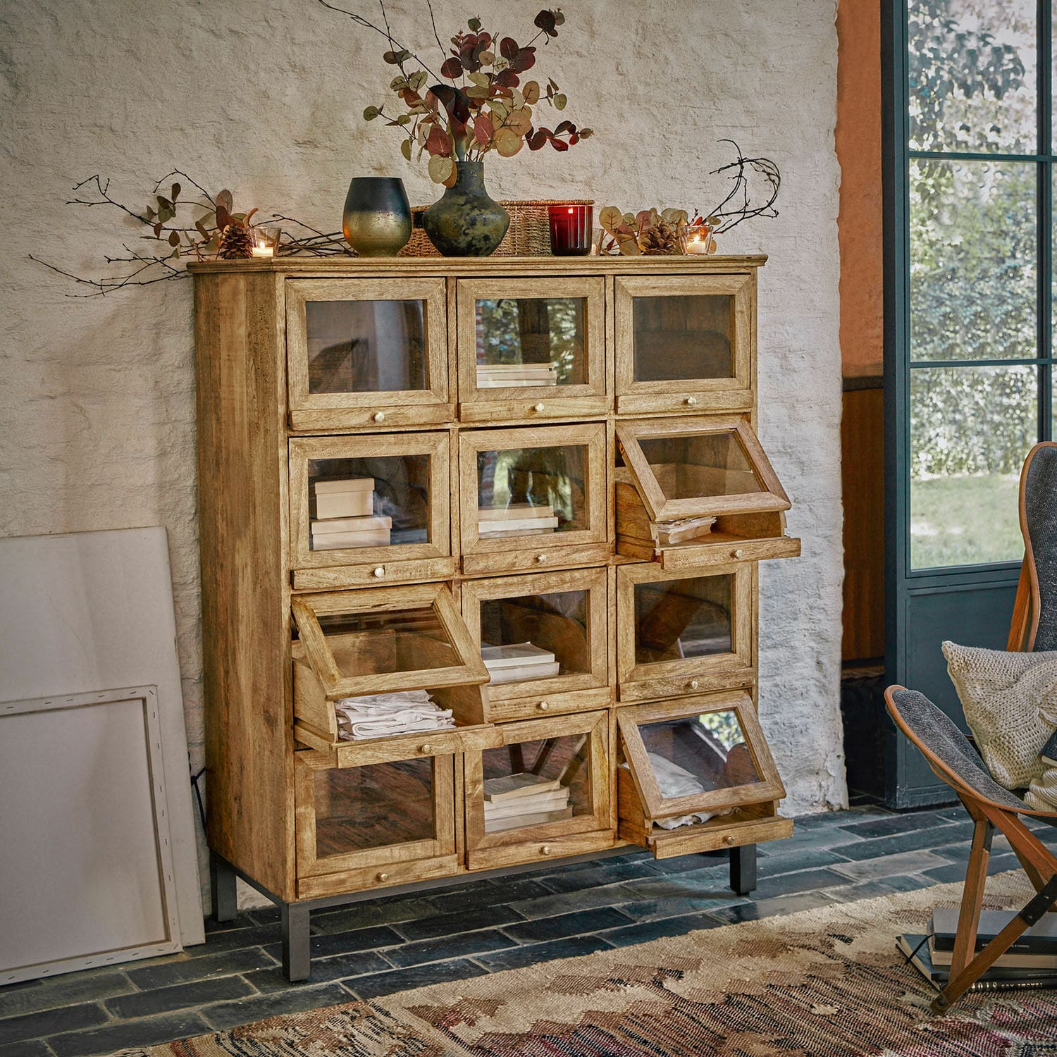 Cómoda Middlesbrough Aparador de madera con puertas de cristal y patas de metal en estilo vintage cálido