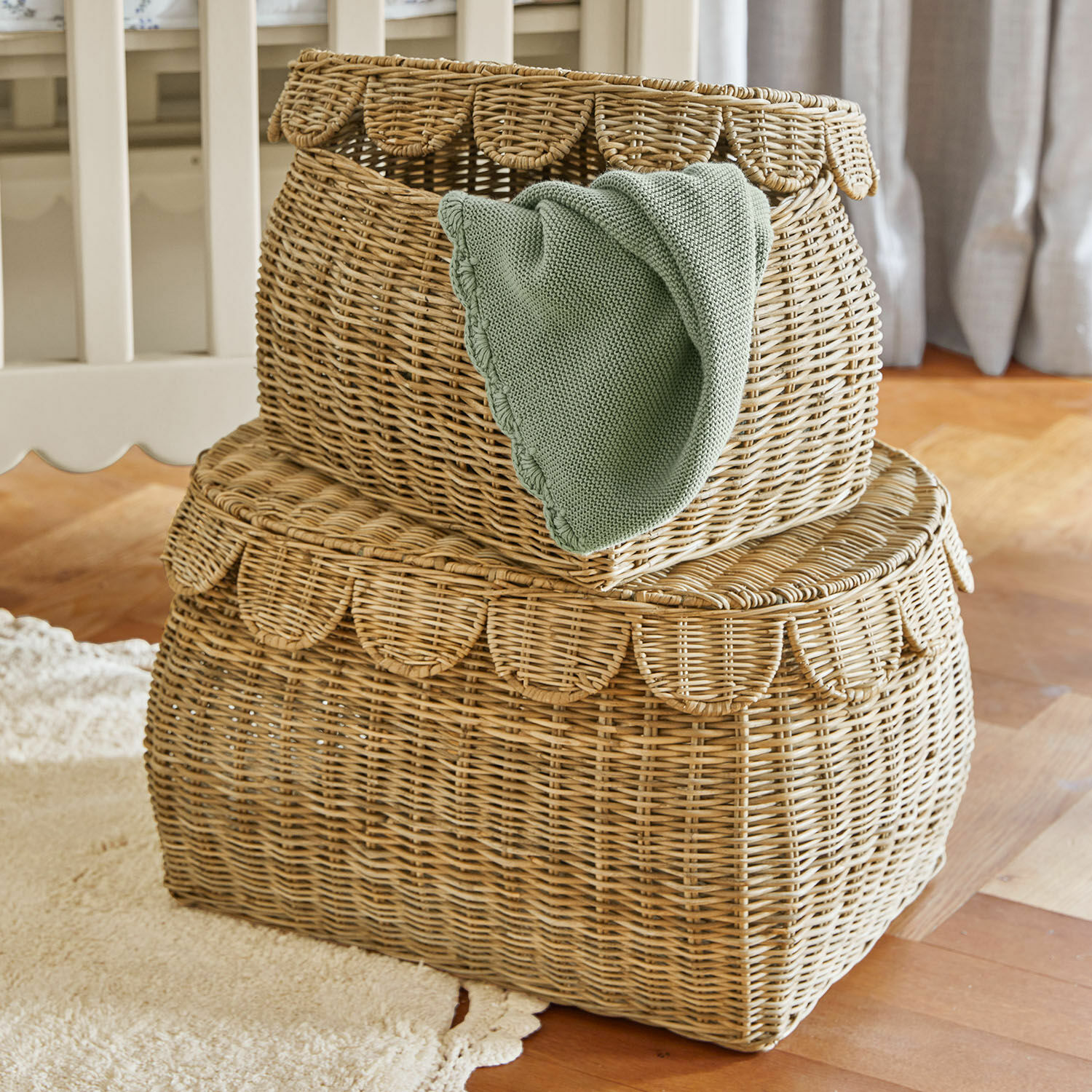 Set de 2 cestas Glyndon Conjunto de dos cestas de mimbre natural con tapas y manta verde, almacenamiento práctico y decorativo