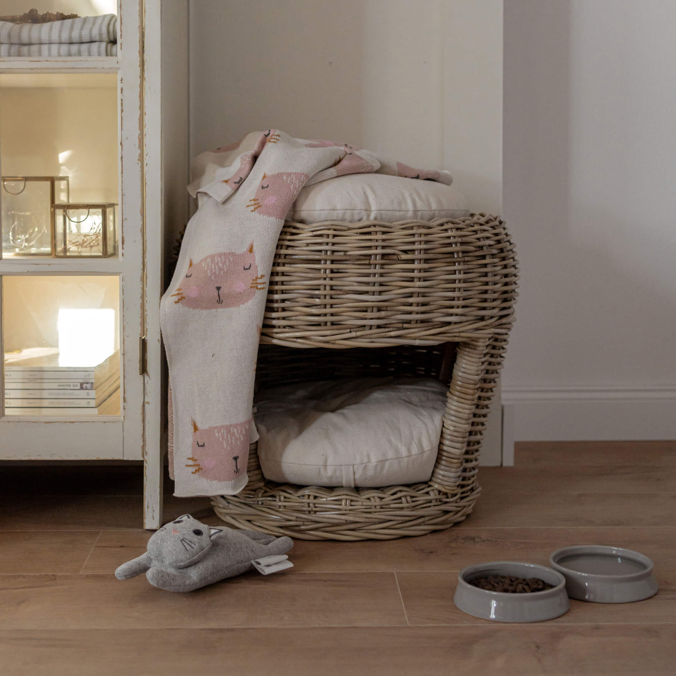 Cama para gato de ratán de dos niveles con cojines claros, manta con gatos rosas, juguete y comederos