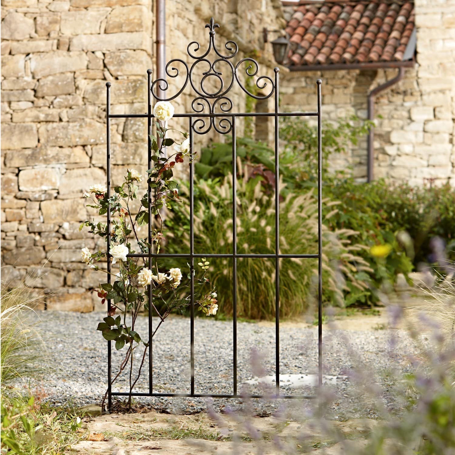 Enrejado Sampigny Enrejado de jardín de metal negro con adornos y flores blancas trepadoras