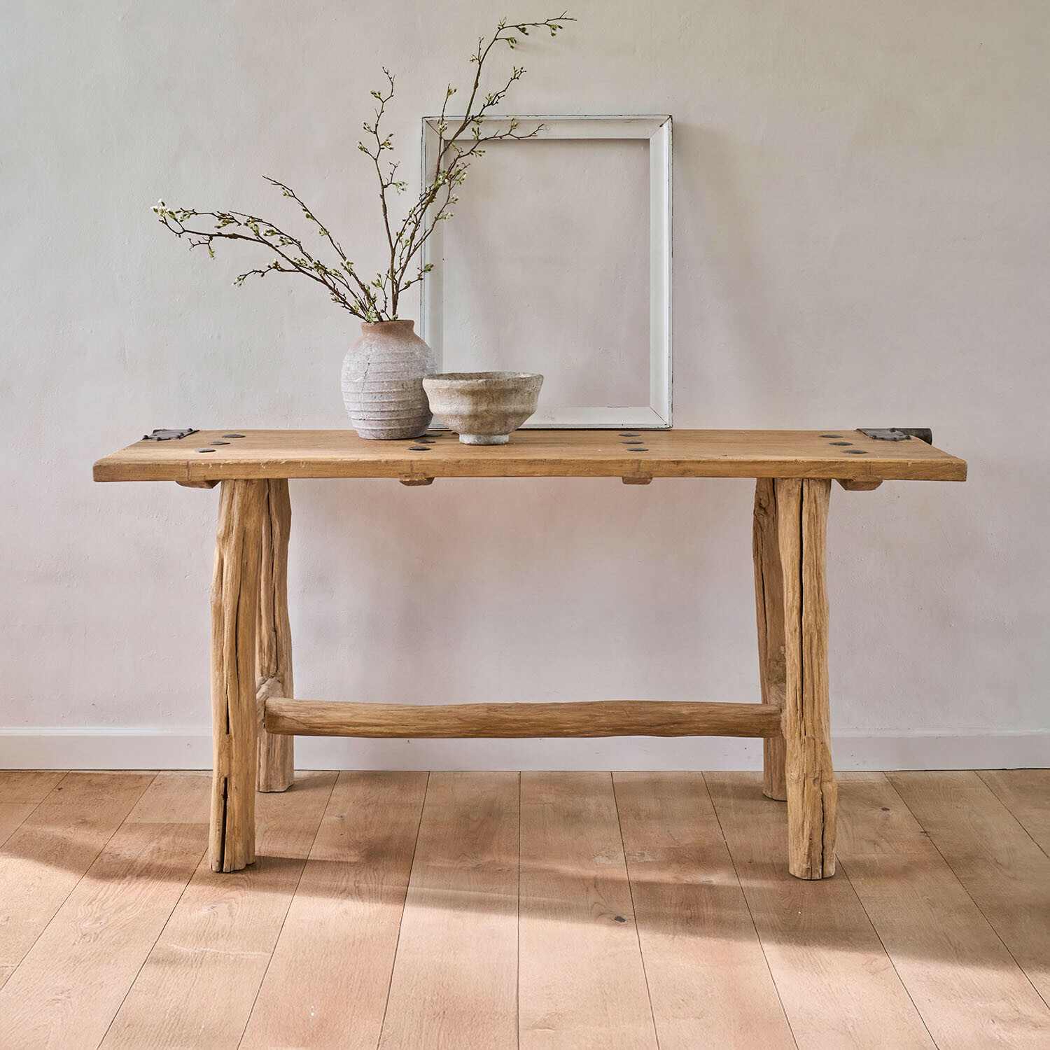 Consola Crestmoore Mesa rústica de madera natural con jarrón de cerámica y cuenco sobre fondo claro, muebles de madera
