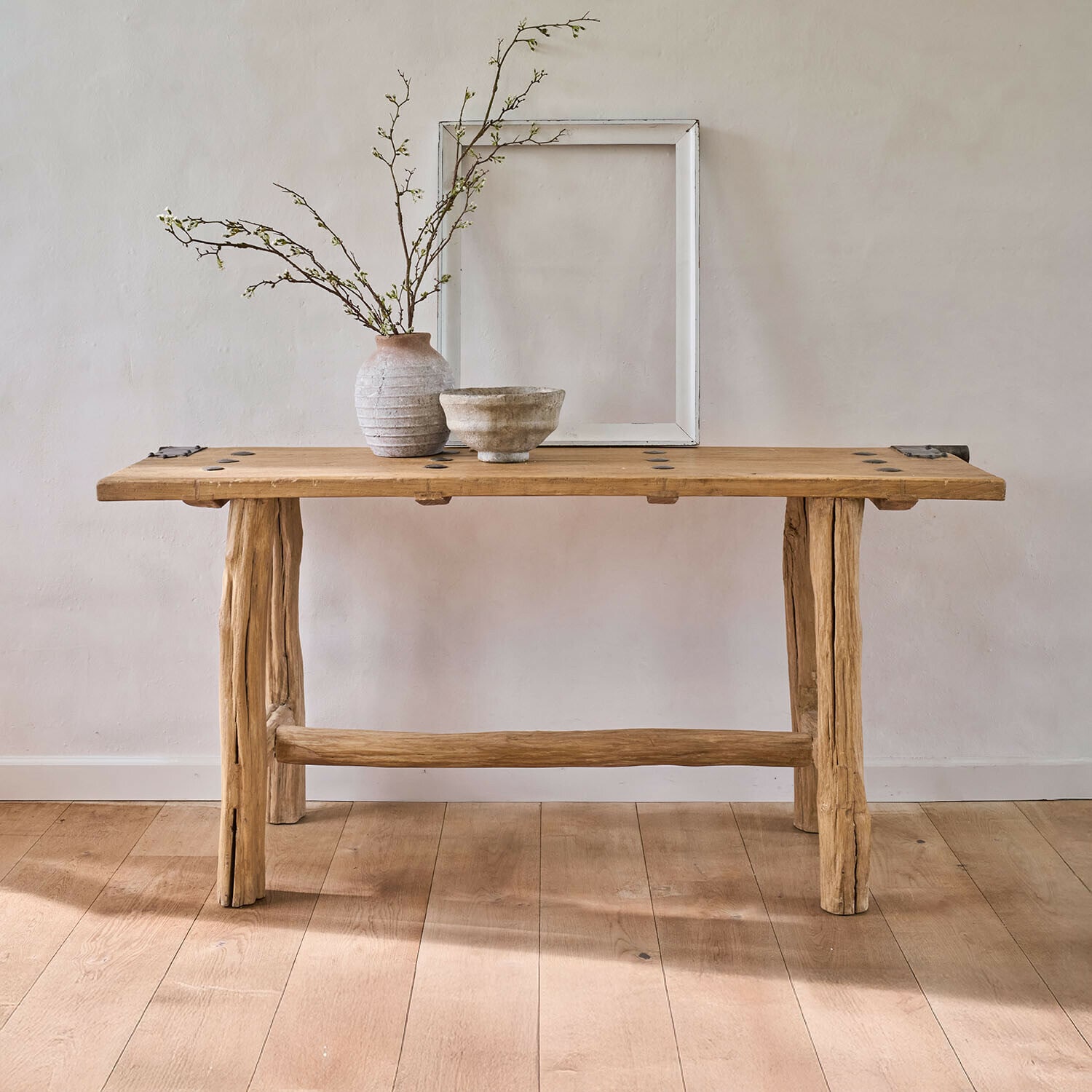 Consola Crestmoore Mesa rústica de madera natural con jarrón de cerámica y cuenco sobre fondo claro, muebles de madera