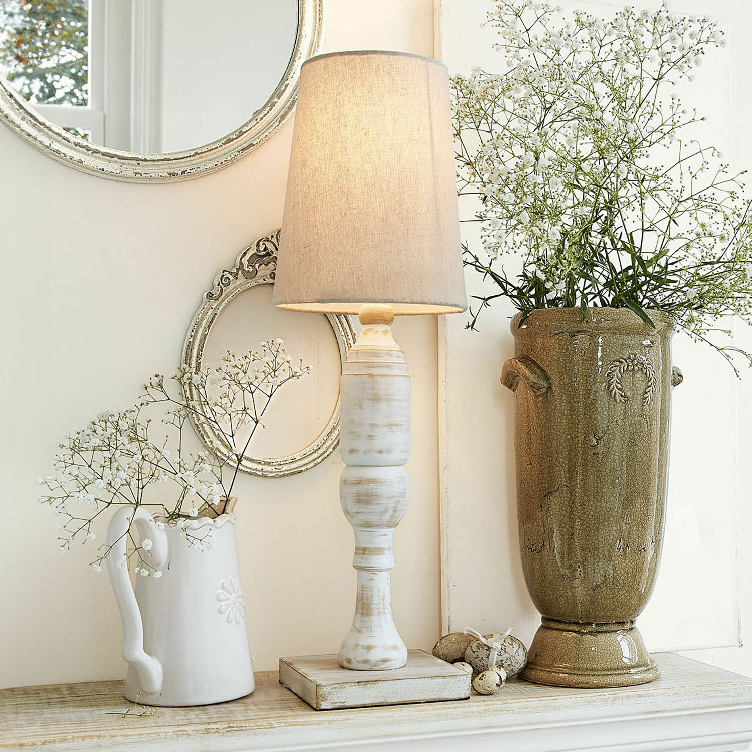 Lámpara de mesa Yernisto Lámpara de mesa de madera blanca con pantalla beige en decoración vintage con jarrón y espejo