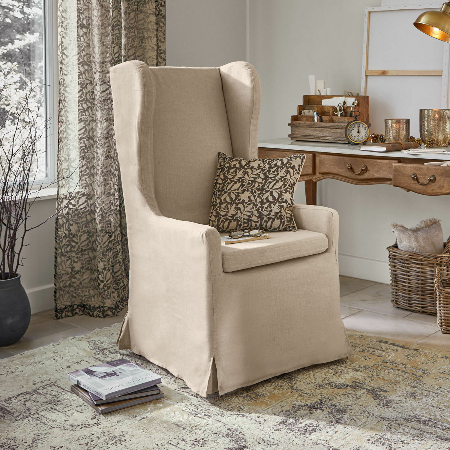 Silla con ruedas Belmarina Sillón orejero beige de tela en estilo clásico, ideal para salón o despacho, asiento cómodo
