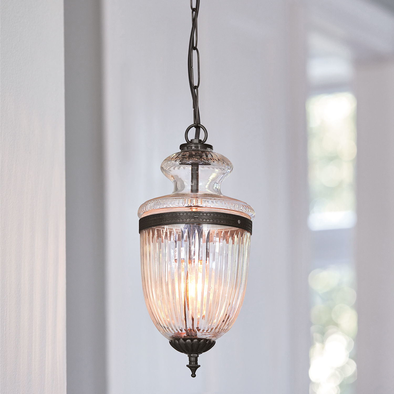 Lámpara colgante Marcel Lámpara colgante de vidrio con detalles metálicos negros, iluminación decorativa elegante