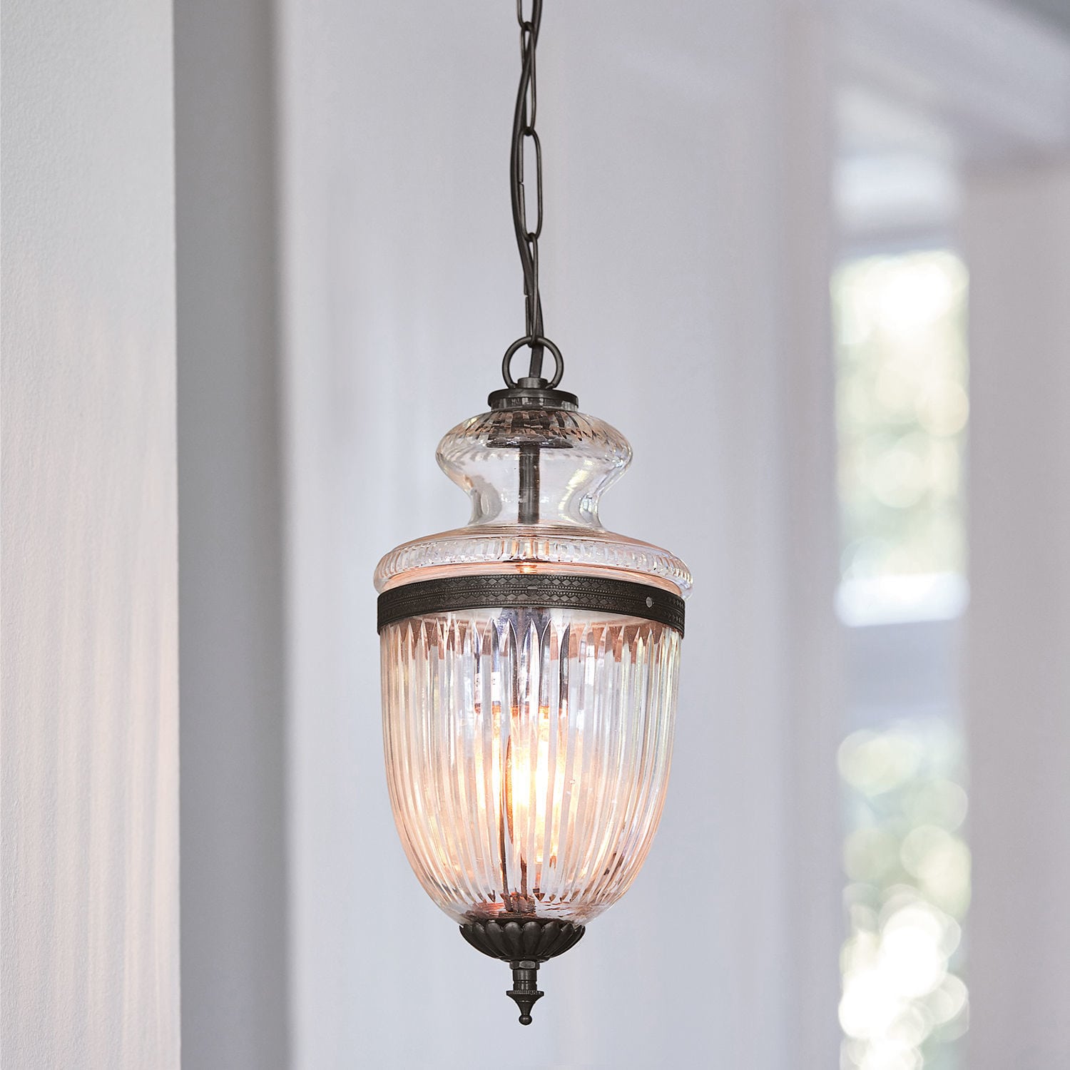 Lámpara colgante Marcel Lámpara colgante de vidrio con detalles metálicos negros, iluminación decorativa elegante