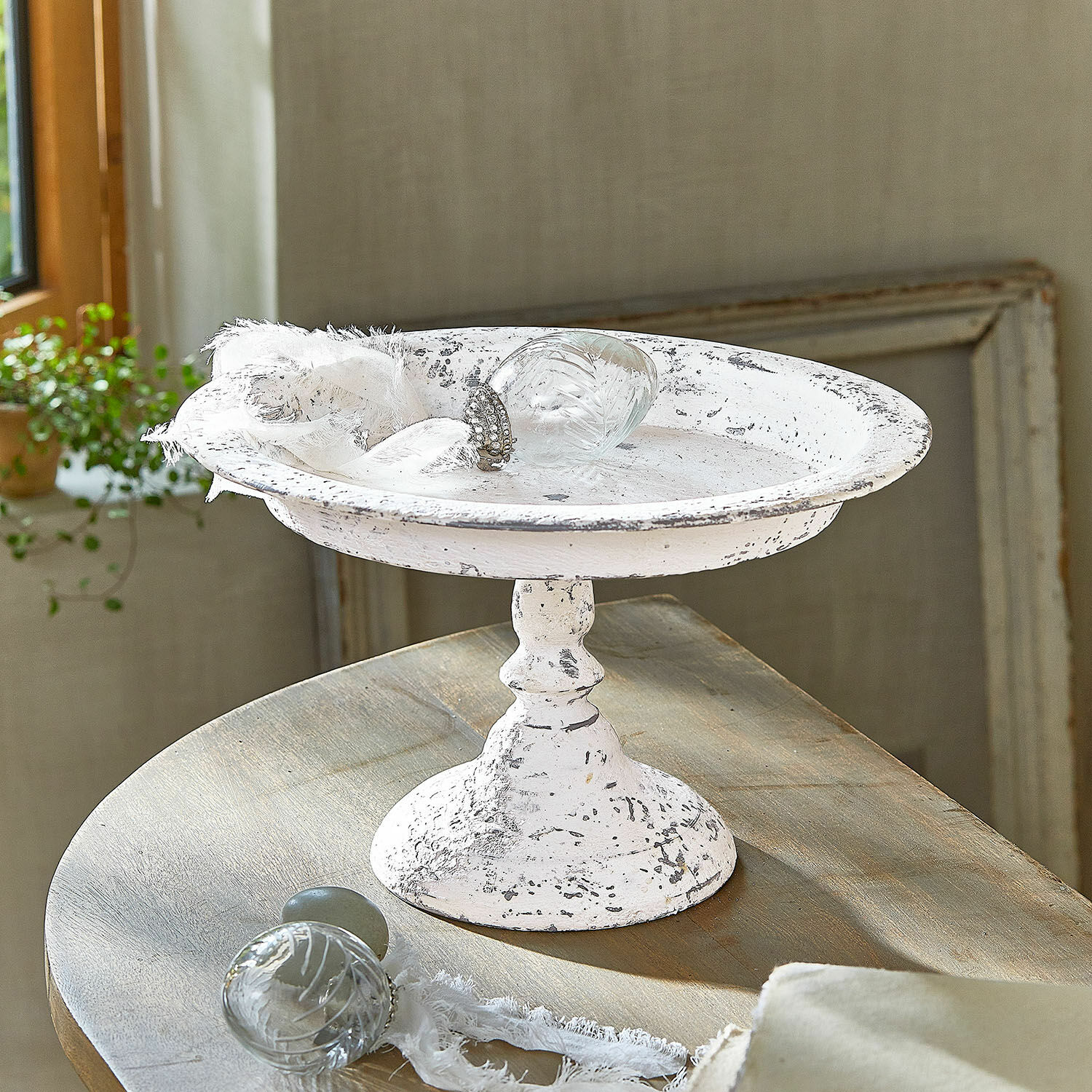 Etagere Kivorel Plato de metal blanco envejecido con pie para decoración y presentación de frutas
