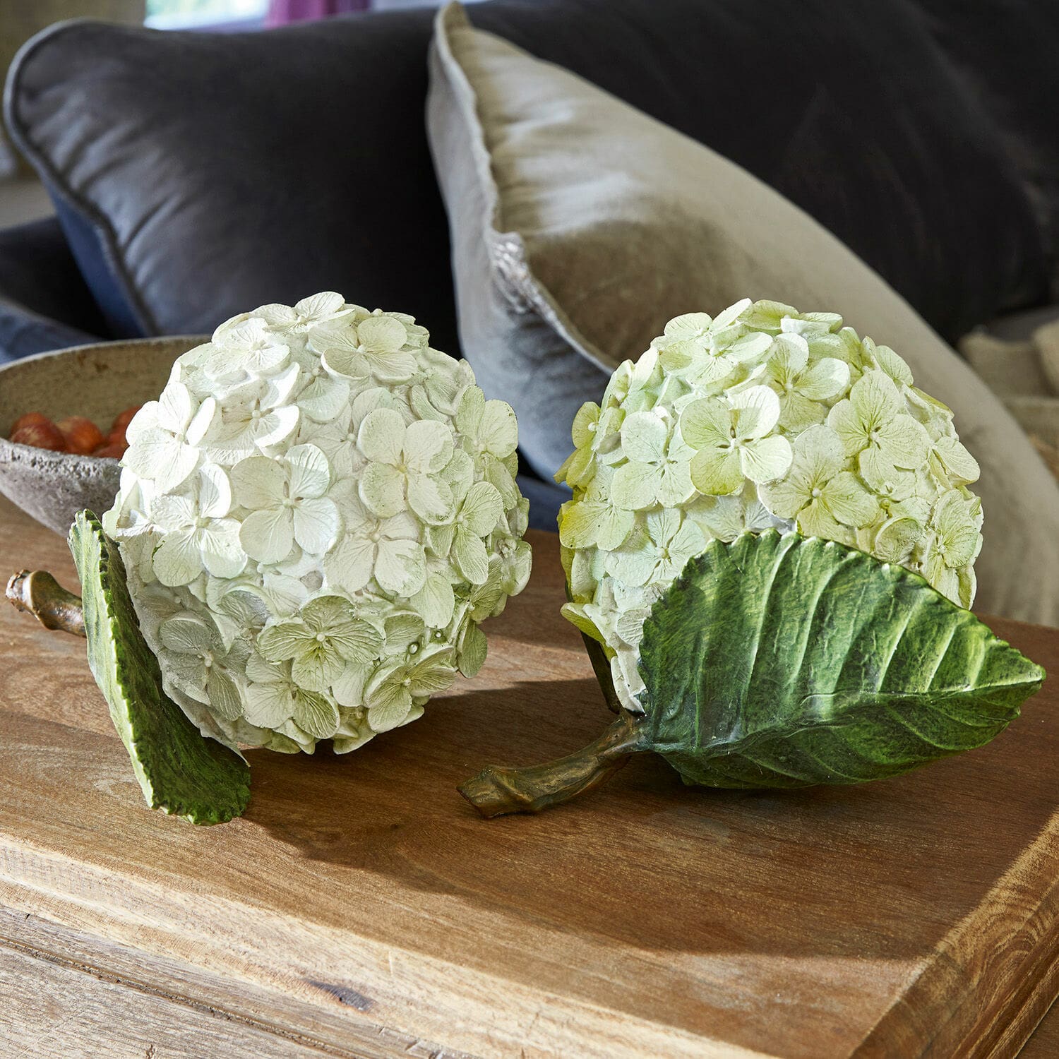 Set de 2 flores decorativas Hortensie Bolas decorativas de flores en material color crema y verde claro sobre mesa de madera