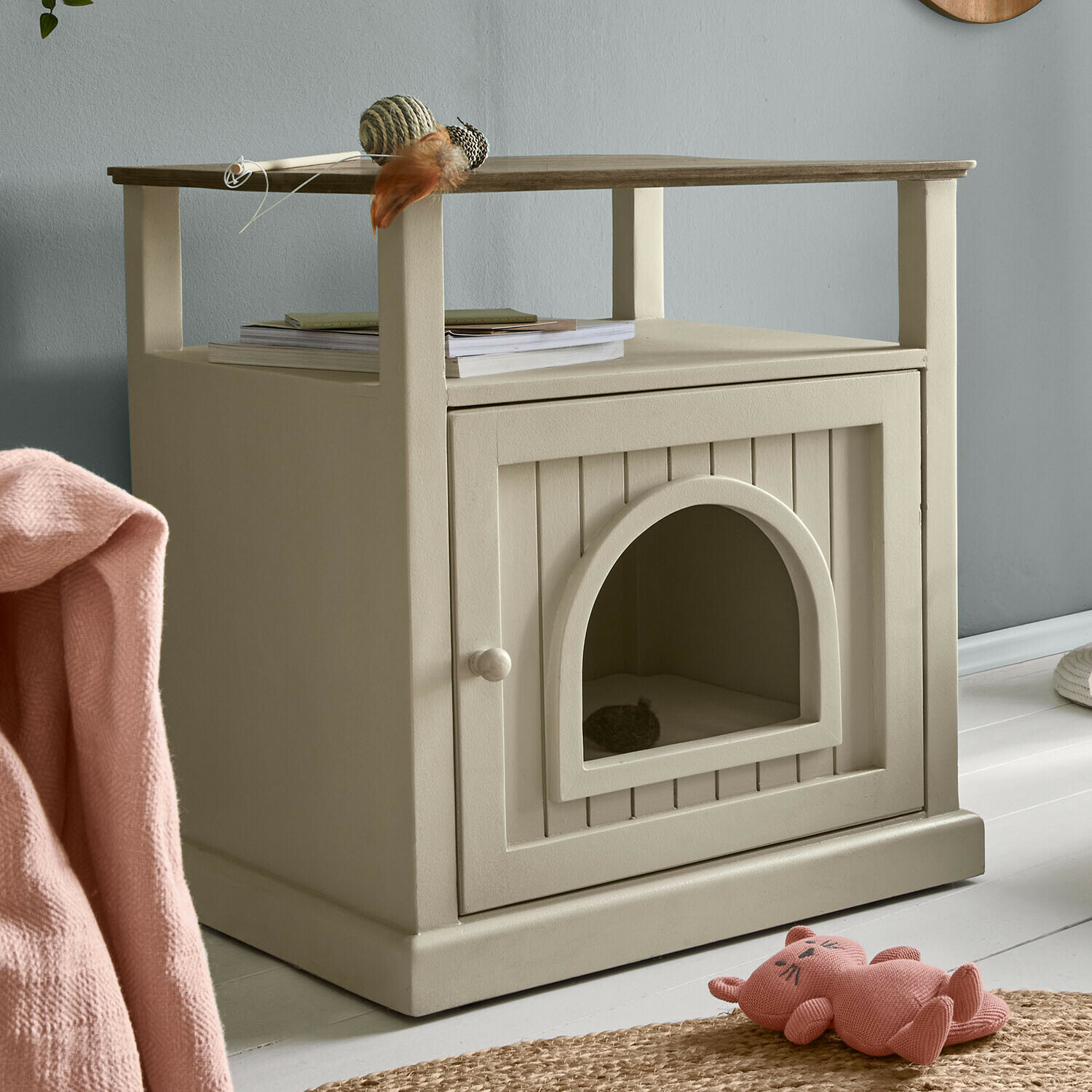 Casa para gatos Miresas Caseta para gato de madera beige con estante para libros y juguetes en interior moderno