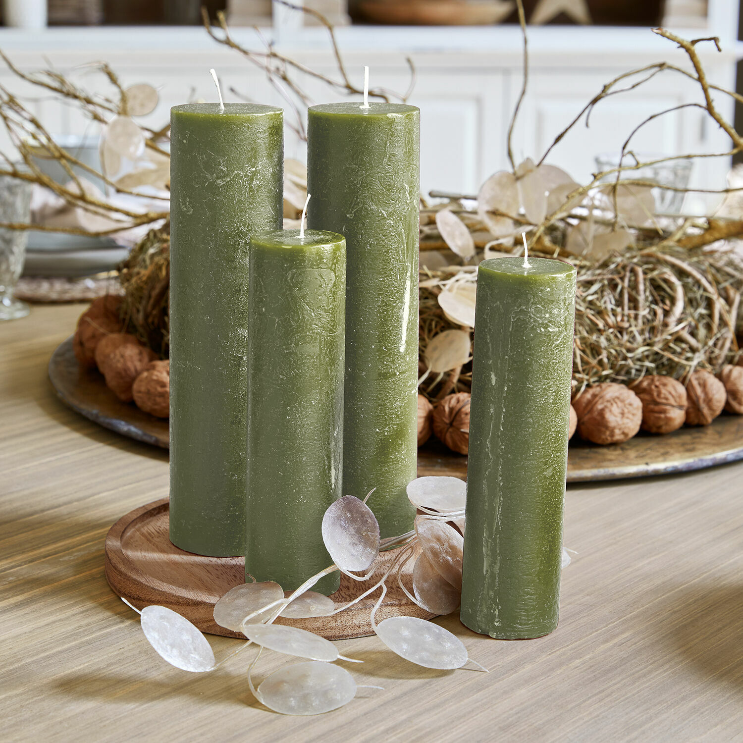 Set de 4 velas Avinal Conjunto de cuatro velas verdes de cera sobre base de madera, decoración natural para mesa con ramas y nueces