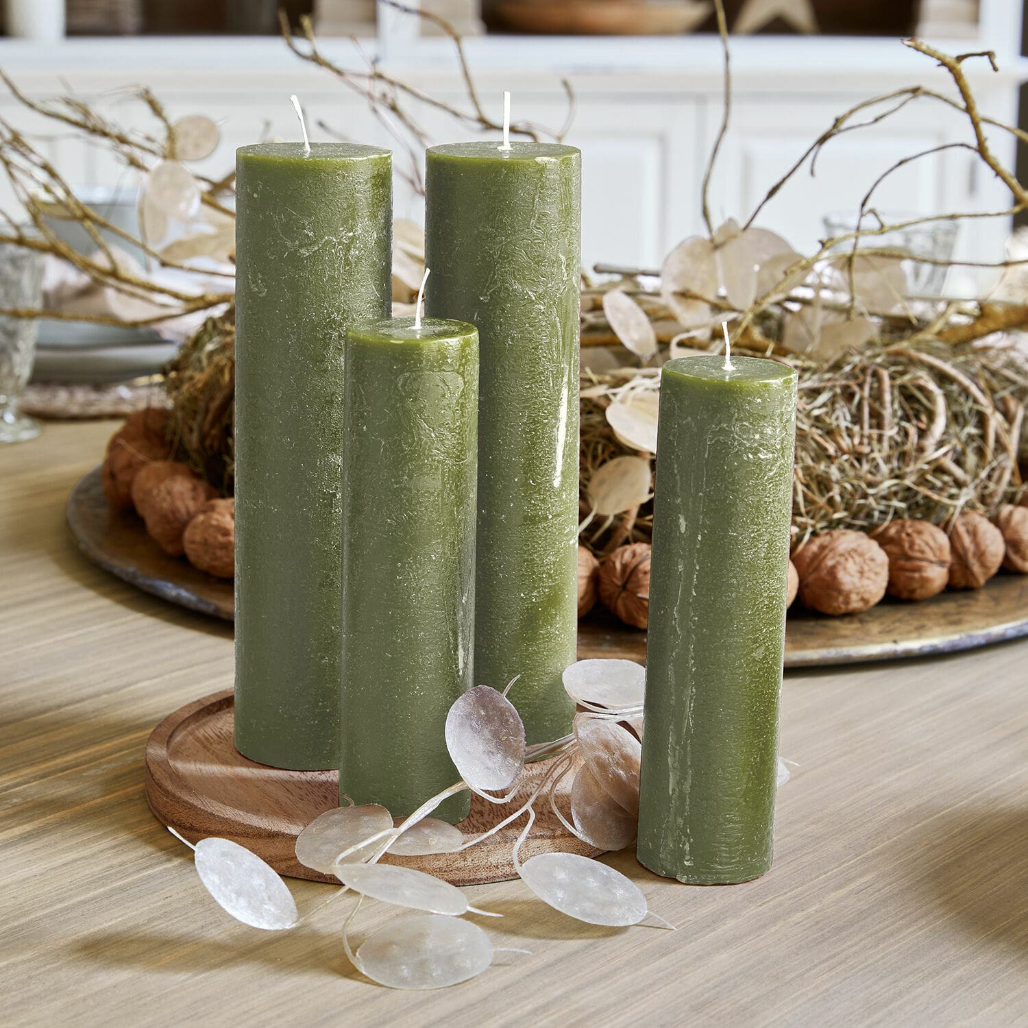 Set de 4 velas Avinal Conjunto de cuatro velas verdes de cera sobre base de madera, decoración natural para mesa con ramas y nueces