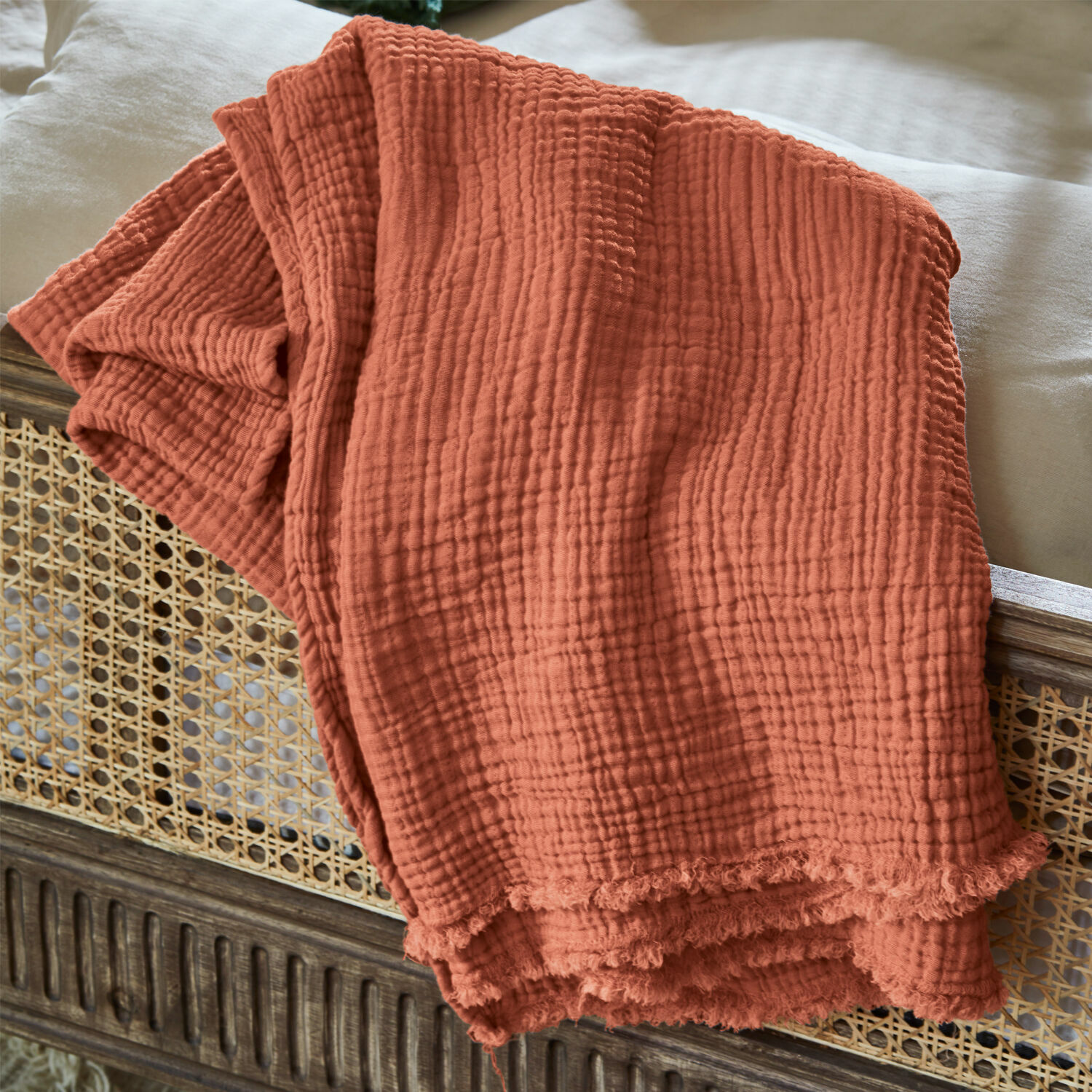 A cuadros Altoona Manta naranja suave de algodón con textura cuadriculada, ideal para decoración y confort en casa