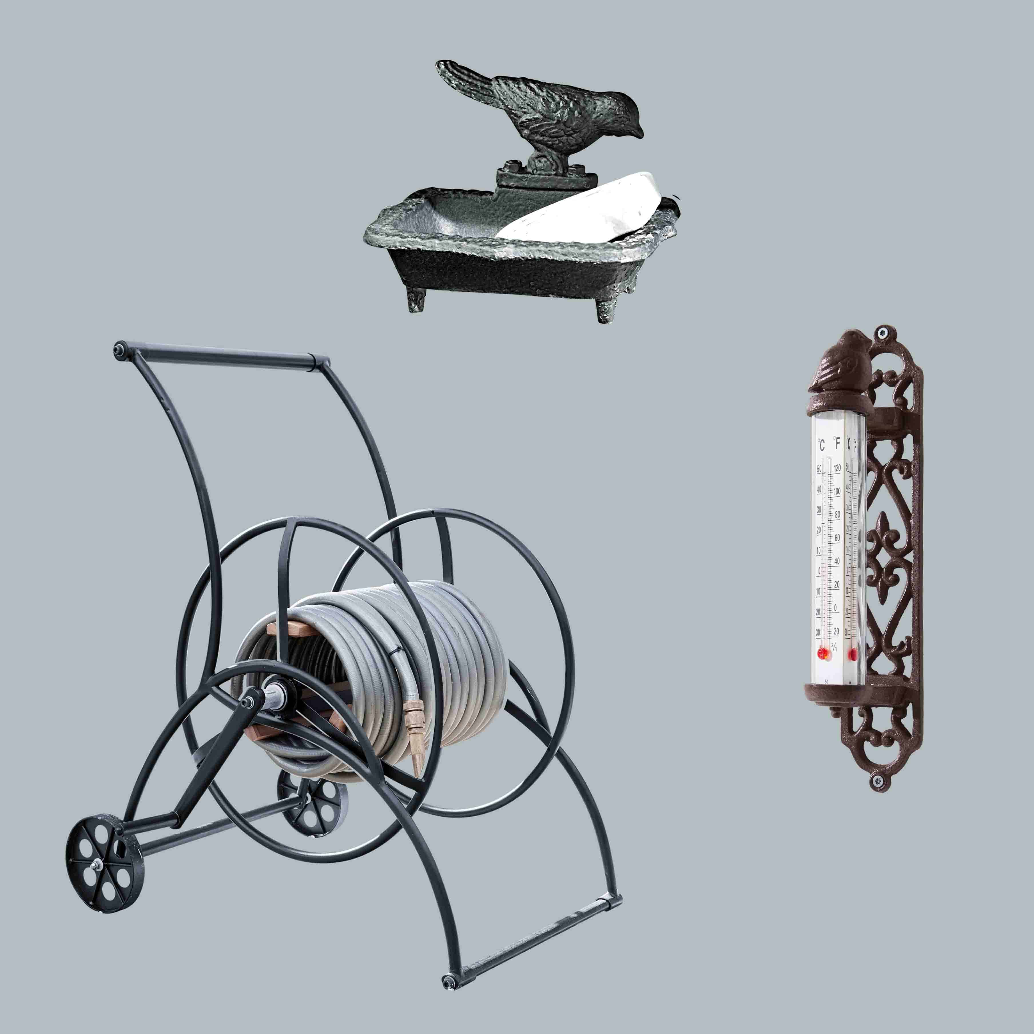 Carro metálico con manguera gris, jabonera de hierro fundido y termómetro decorativo con pájaro