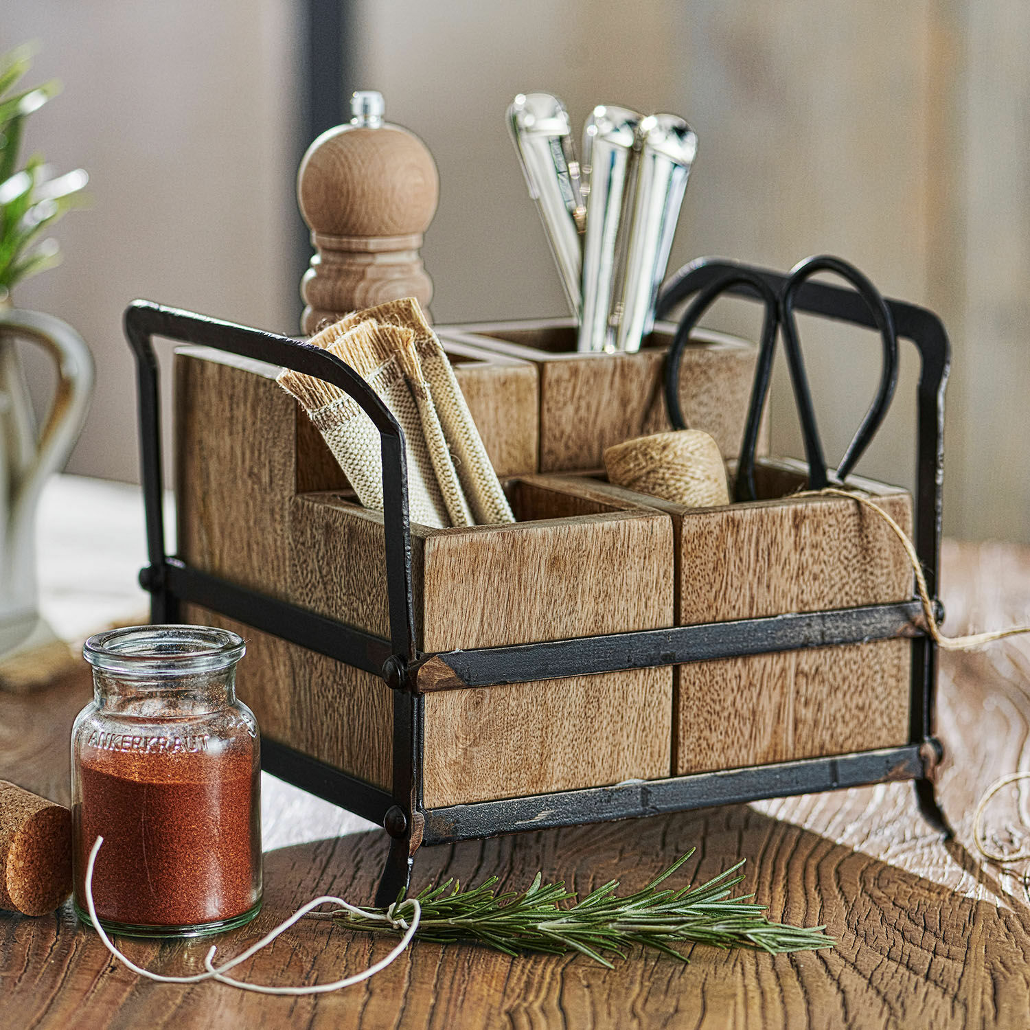 Organizador Postes Organizador de madera con marco metálico para utensilios de cocina y especias sobre mesa de madera